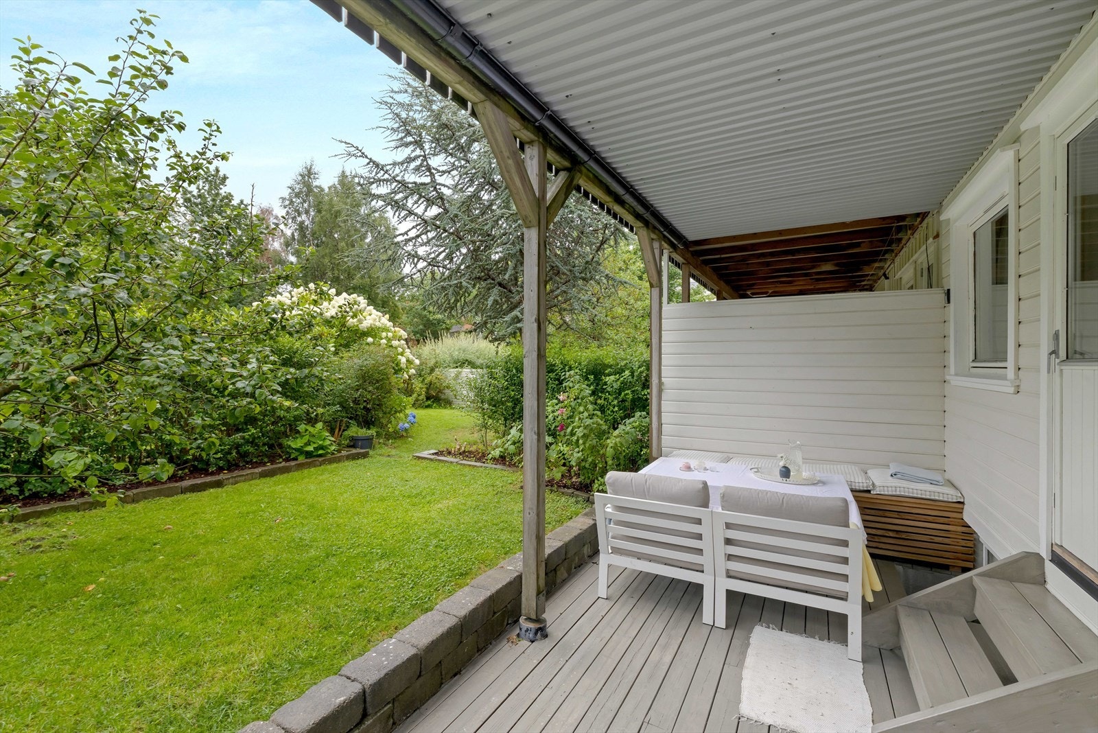 Uteplass i tilknytning til hovedsoverom. Legg merke til at denne er overbygget. Galleribilde