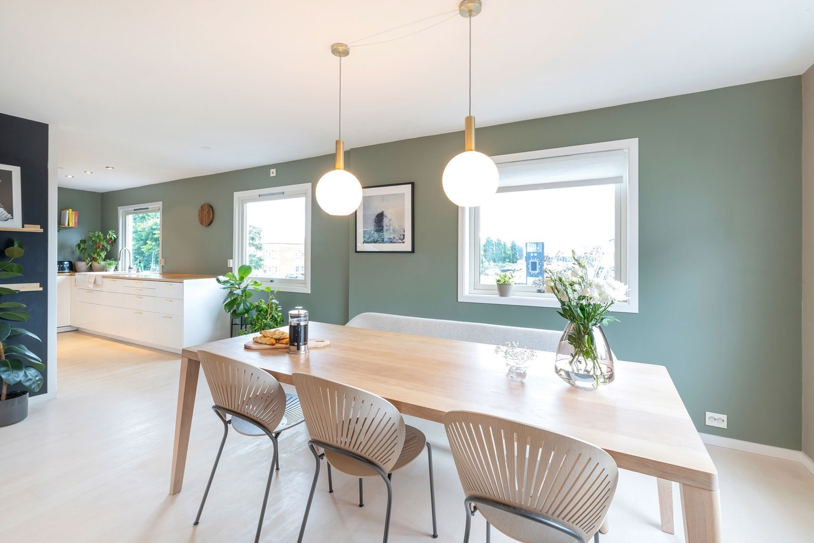 Kjøkkenet er åpent mot spisestuen. Galleribilde