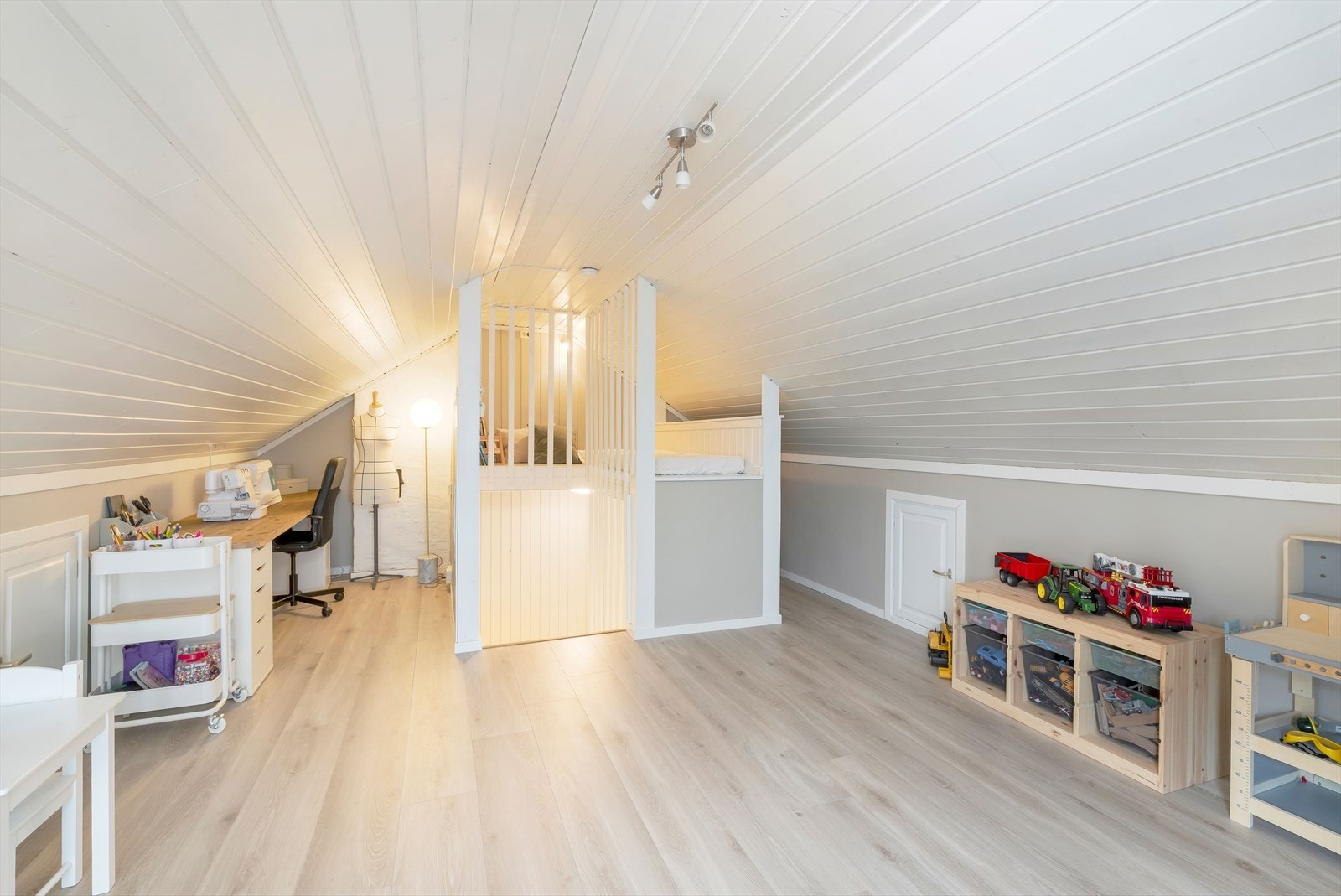 Loftet er utmerket som både hjemmekontor og lekerom. Legg merke til god lagringsplass i kneloft på begge sider. Galleribilde