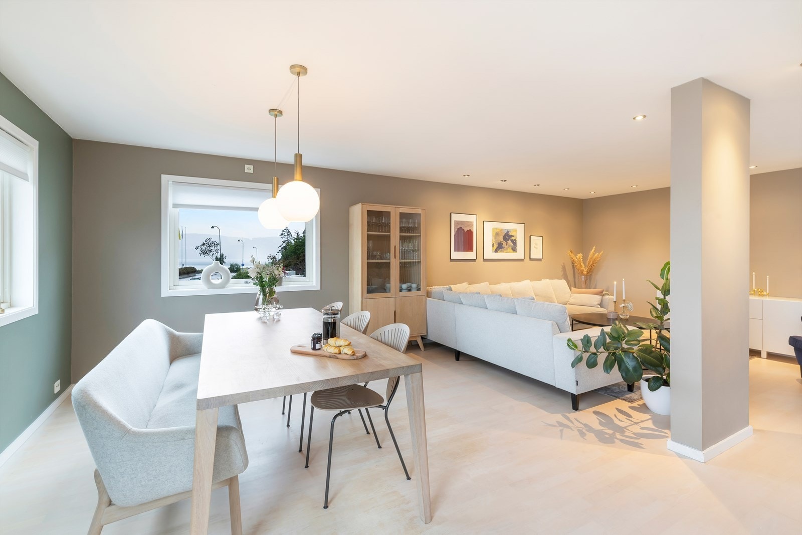 Det er fin sjøutsikt fra spisestue. Galleribilde