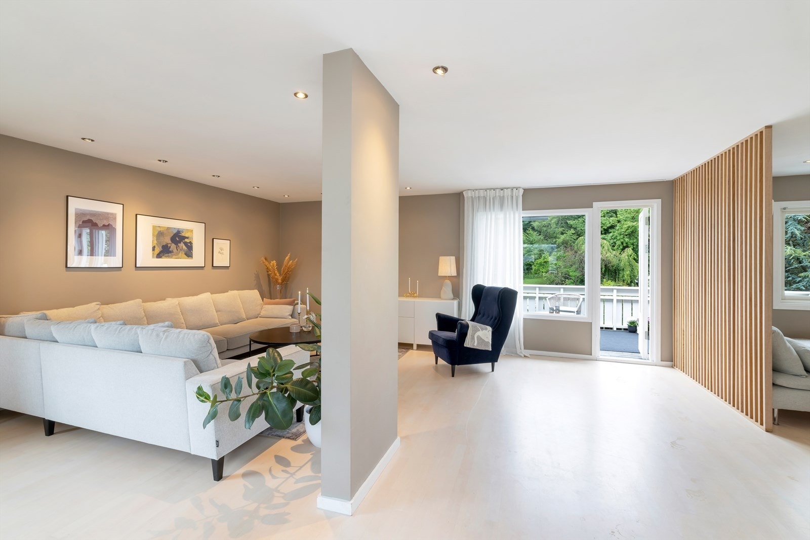 Her er det god plass til både spiseplass, salong og TV-stue. Merk også adkomst til altan. Galleribilde