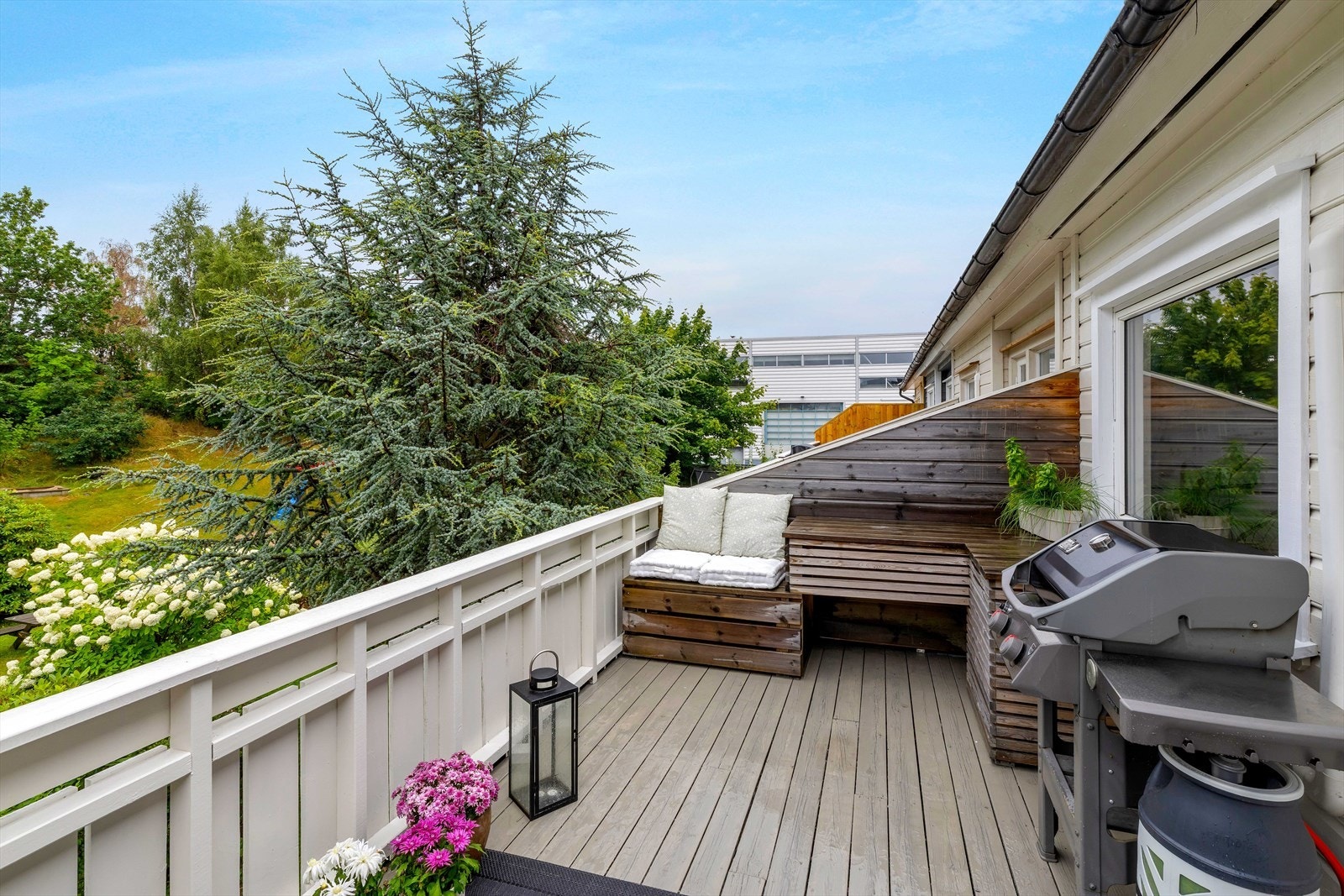 Altanen er usjenert og har mye sol. Galleribilde