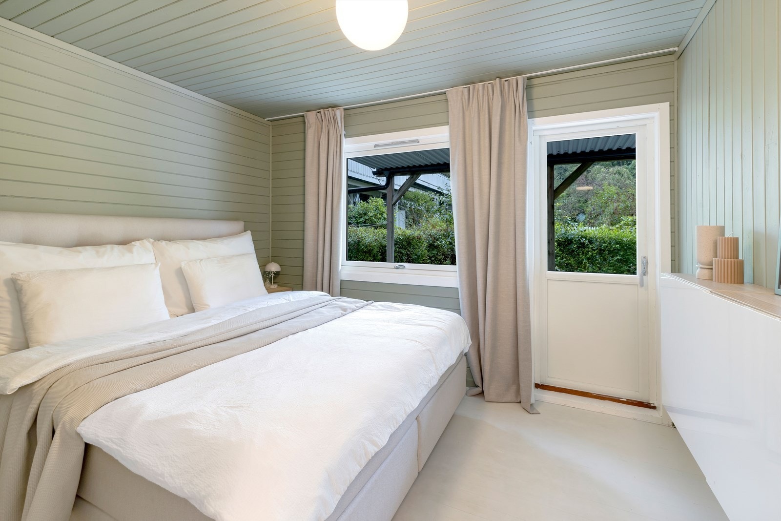 Hovedsoverommet har adkomst til uteplass. Galleribilde