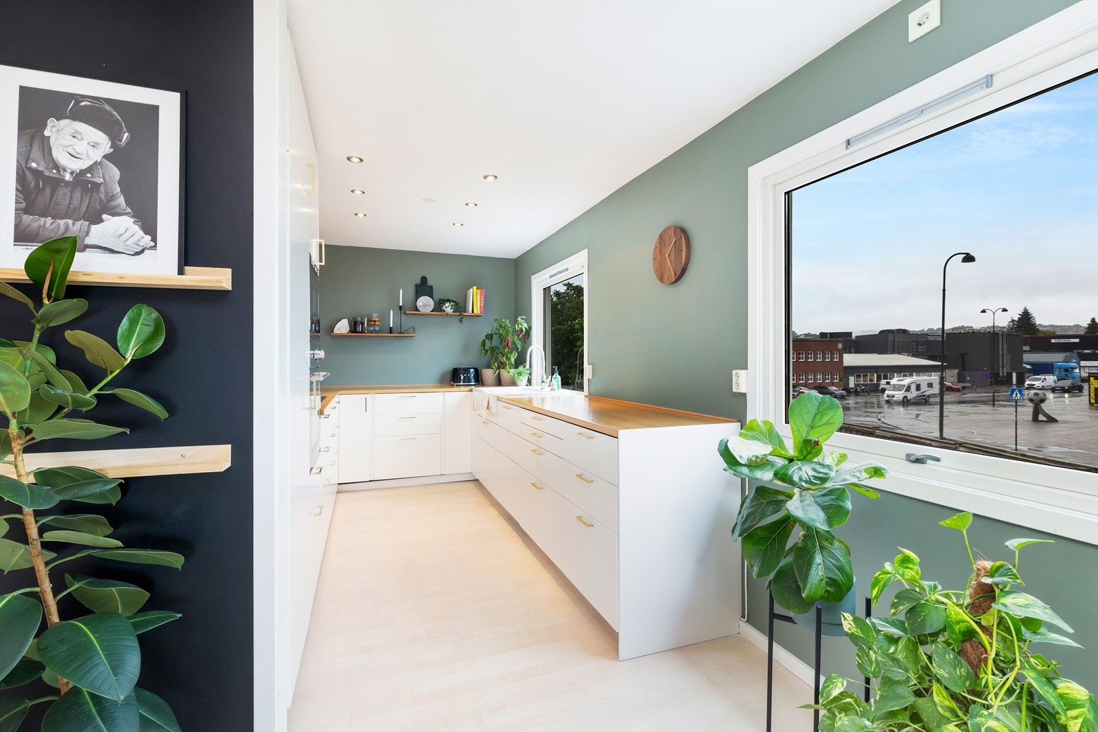 Pent og romslig kjøkken i hesteskofasong. Galleribilde