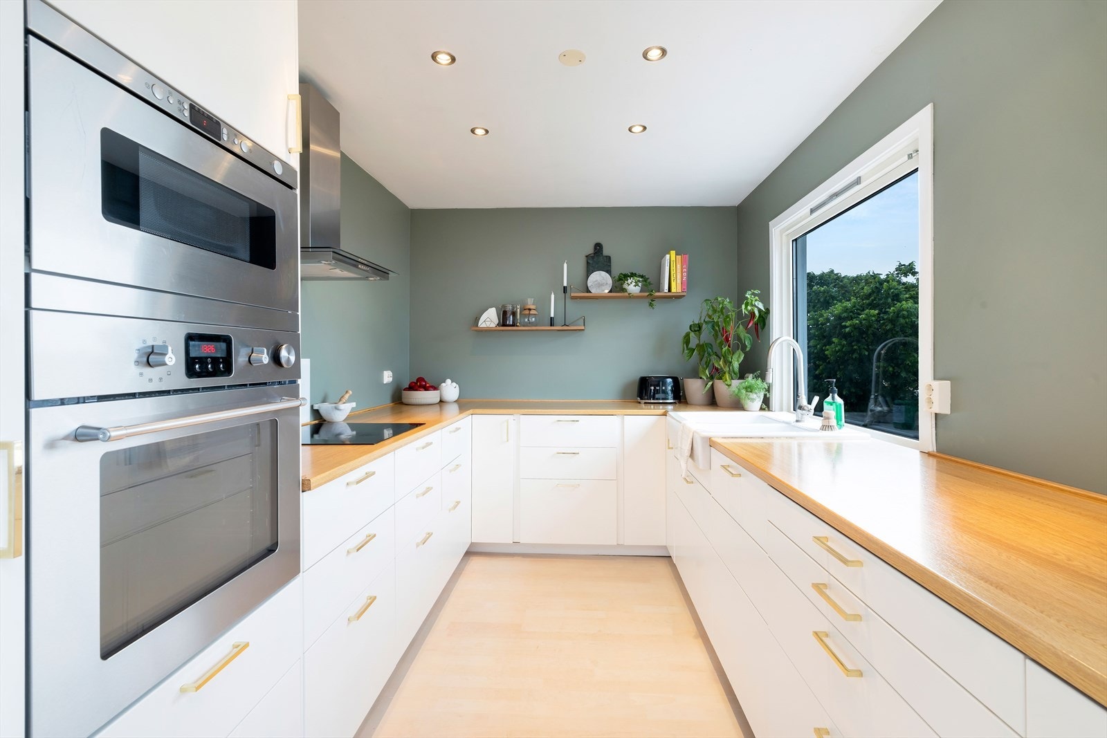 Kjøkkenet har integrerte hvitevarer og svært god benkeplass. Galleribilde