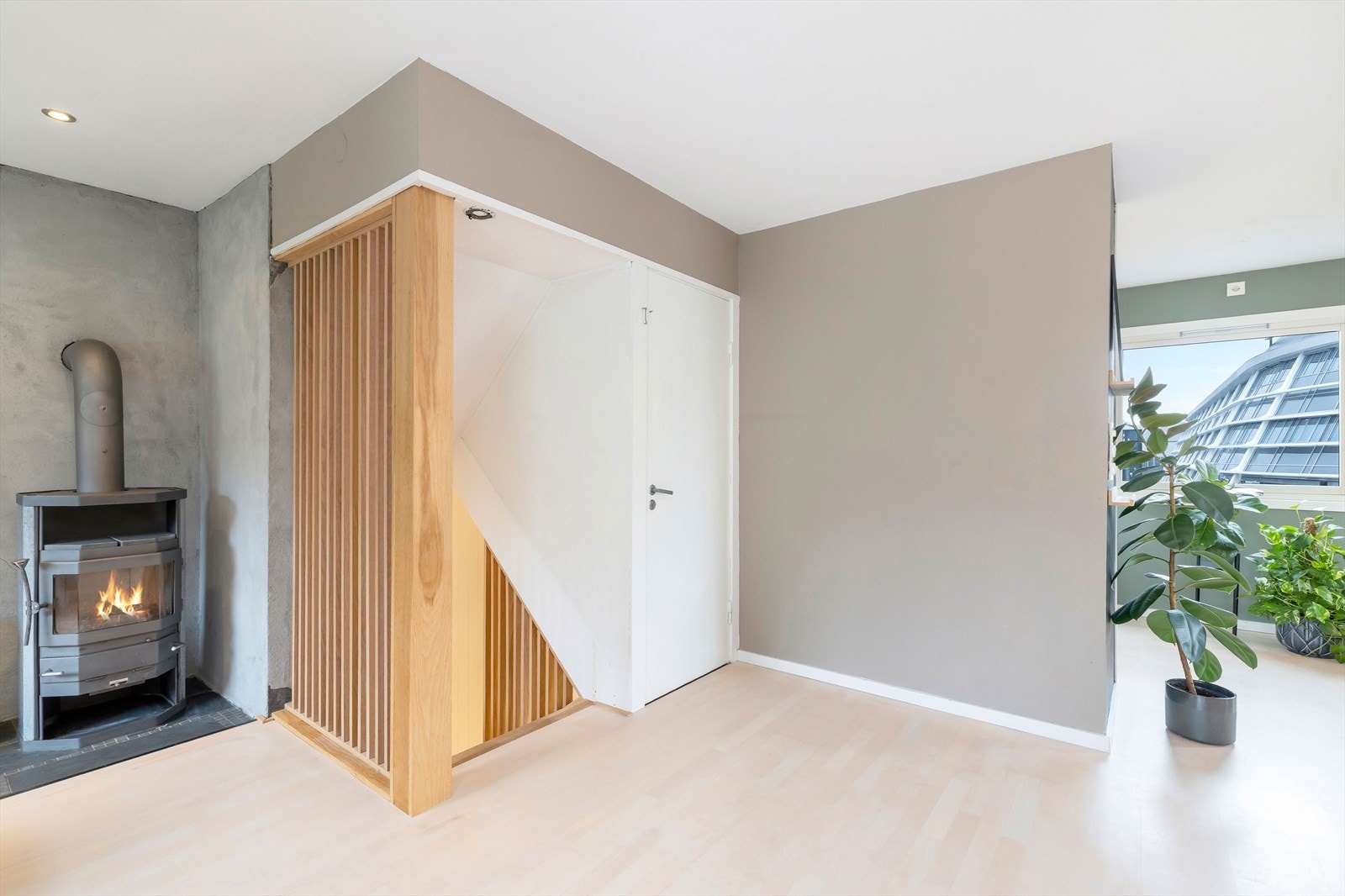 Pen oppgang til stue. Legg merke til at døren til trapp opp til loftsetasje kan lukkes. Galleribilde