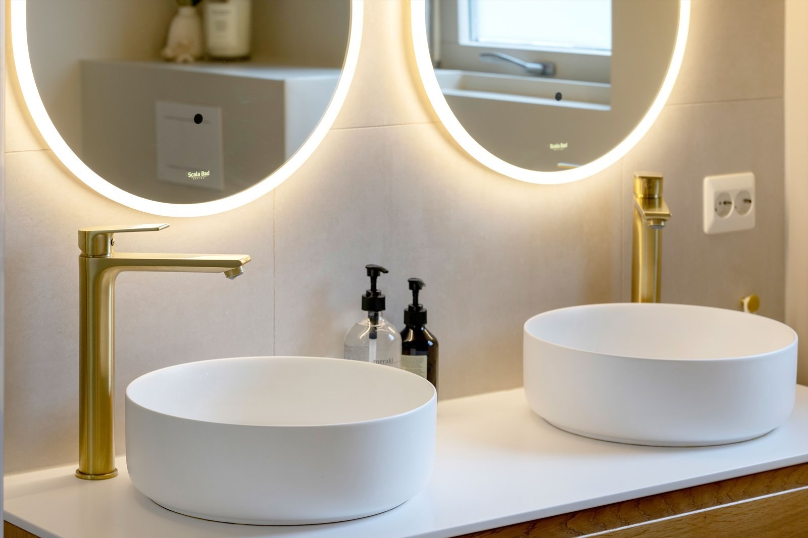 Dobbel servant med to speil på bad. Galleribilde