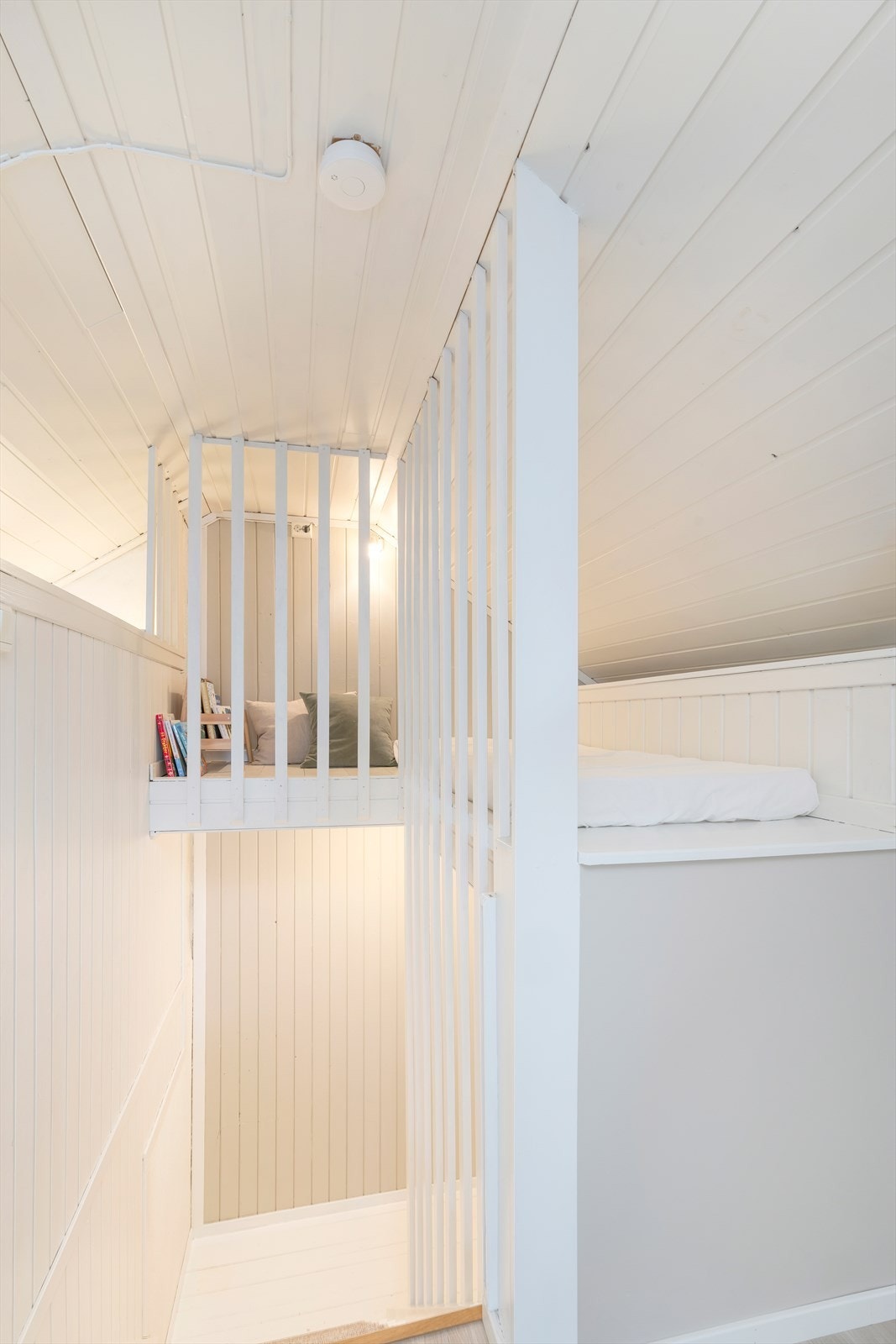 Over trappen er det laget til hems/lesekrok. Galleribilde