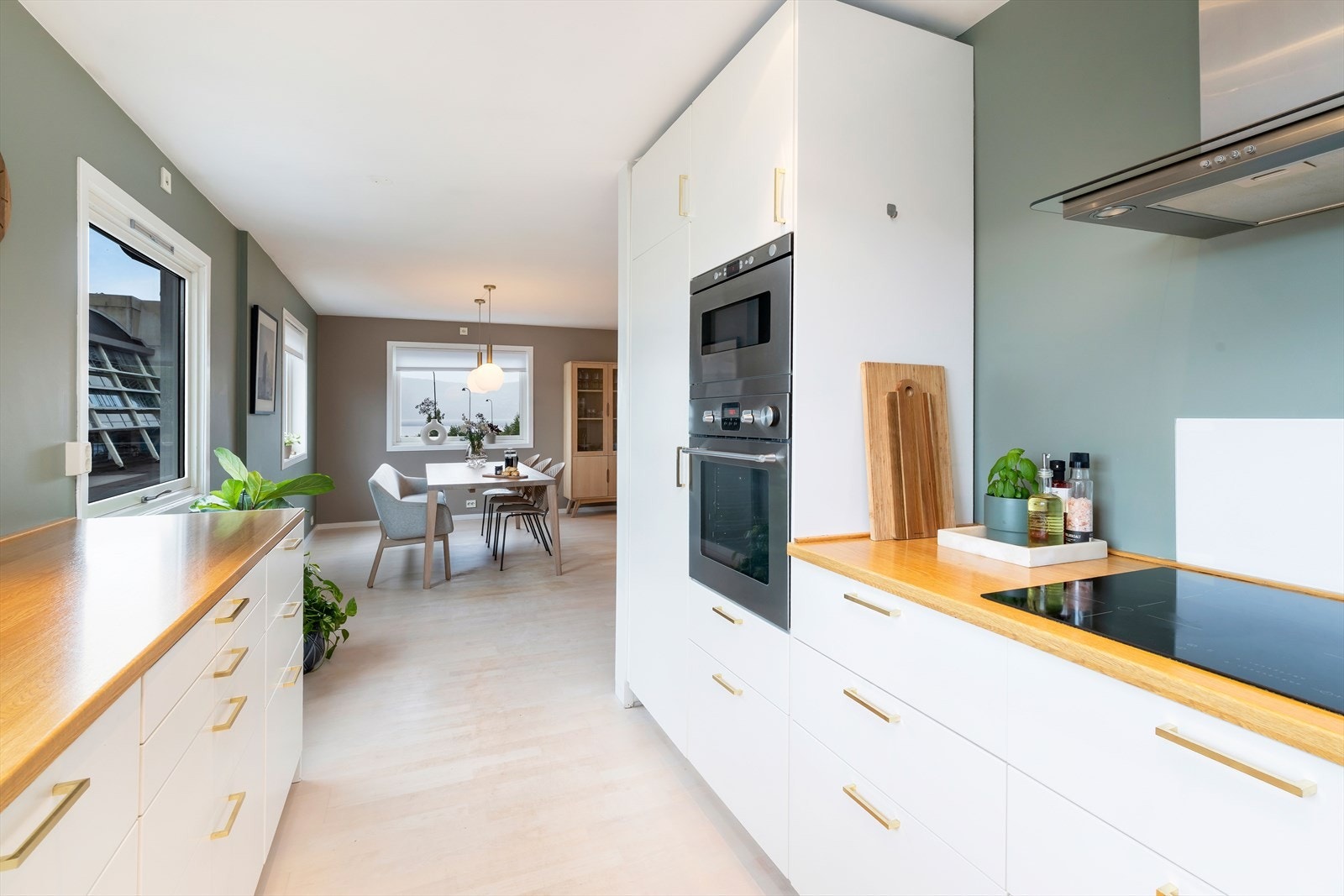 Kjøkkenet er åpent mot spisestuen. Galleribilde