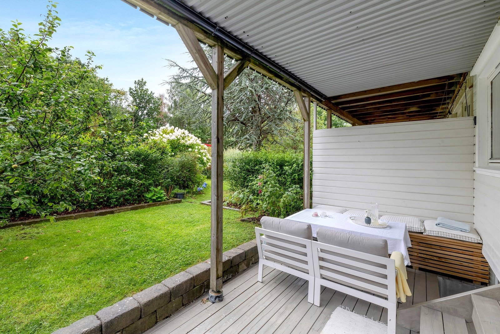 Rekkehuset har litt plen og herfra er det adkomst videre til fellesareal. Galleribilde