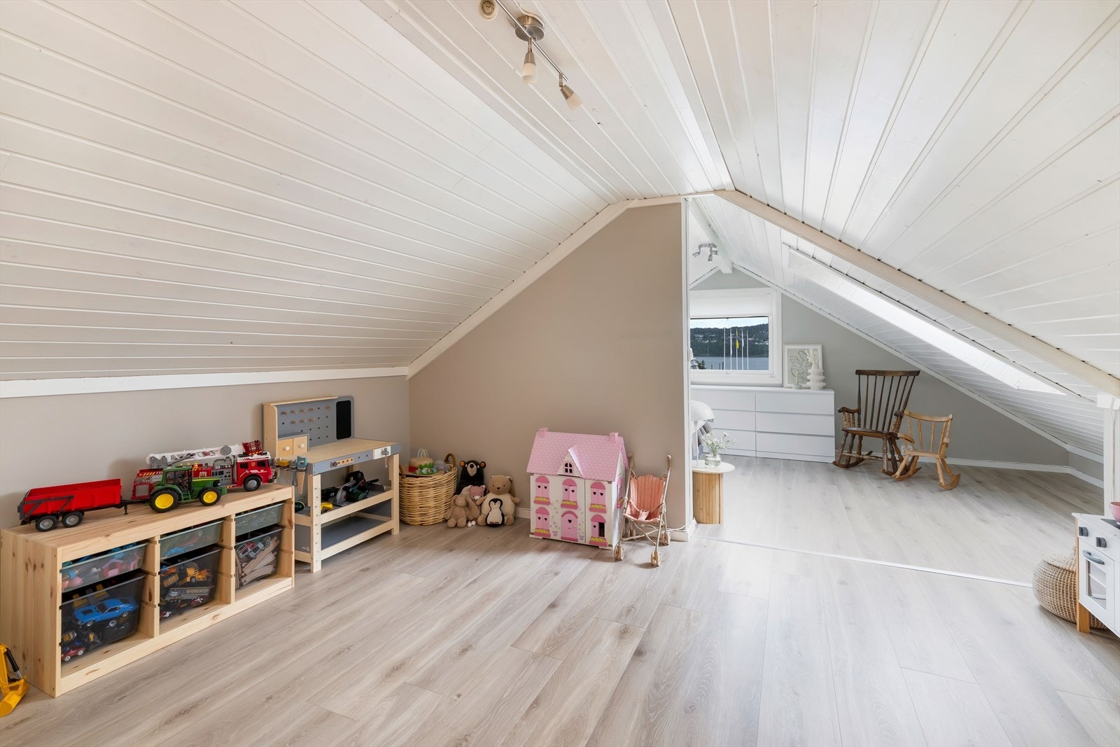 Loftstue. Galleribilde