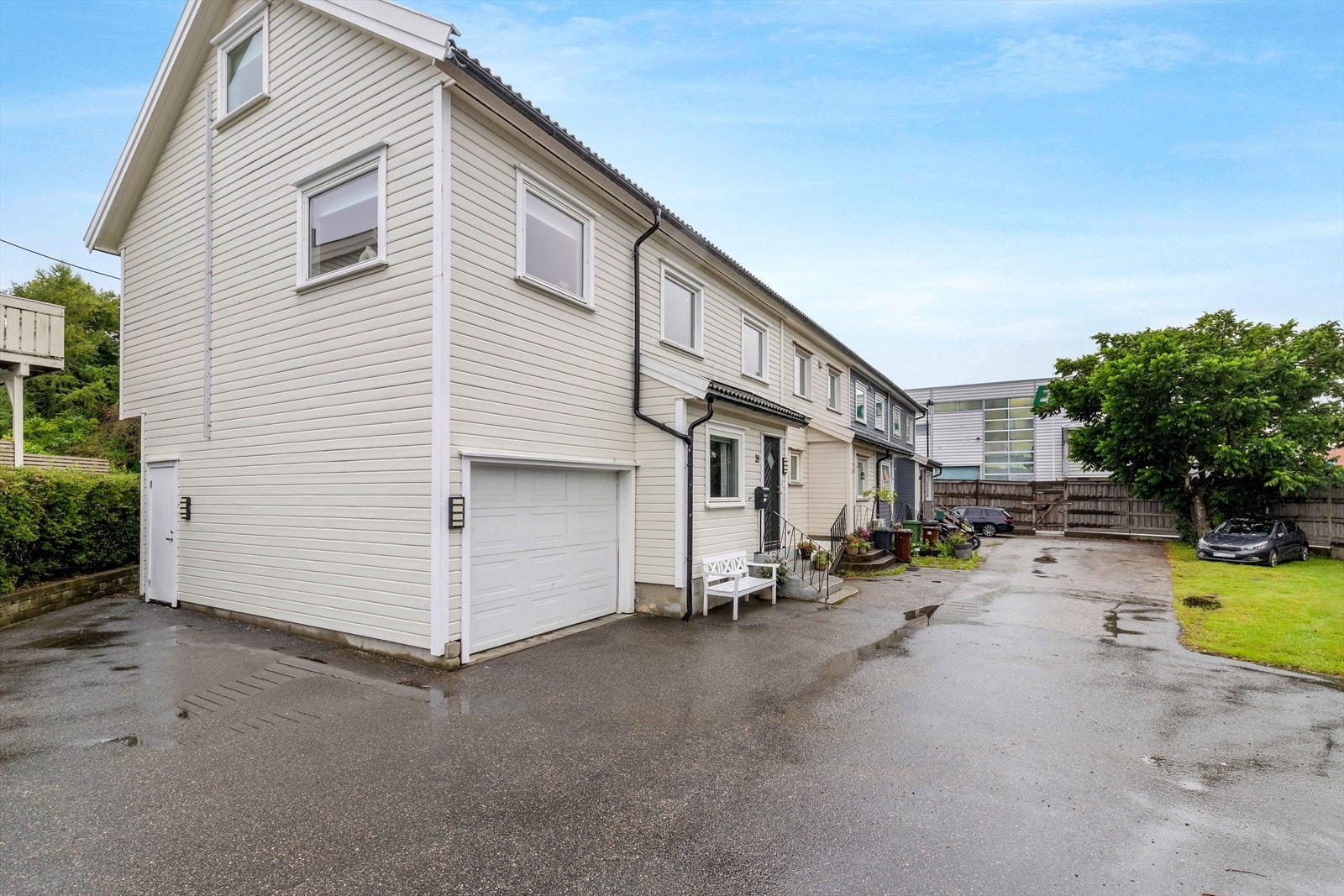 I tillegg til garasjen er det plass til å parkere like utenfor huset og gjesteparkering på borettslagets felles tomt. Rekkehuset går over fire plan totalt inkl. kjelleretasje og loftsetasje. Galleribilde