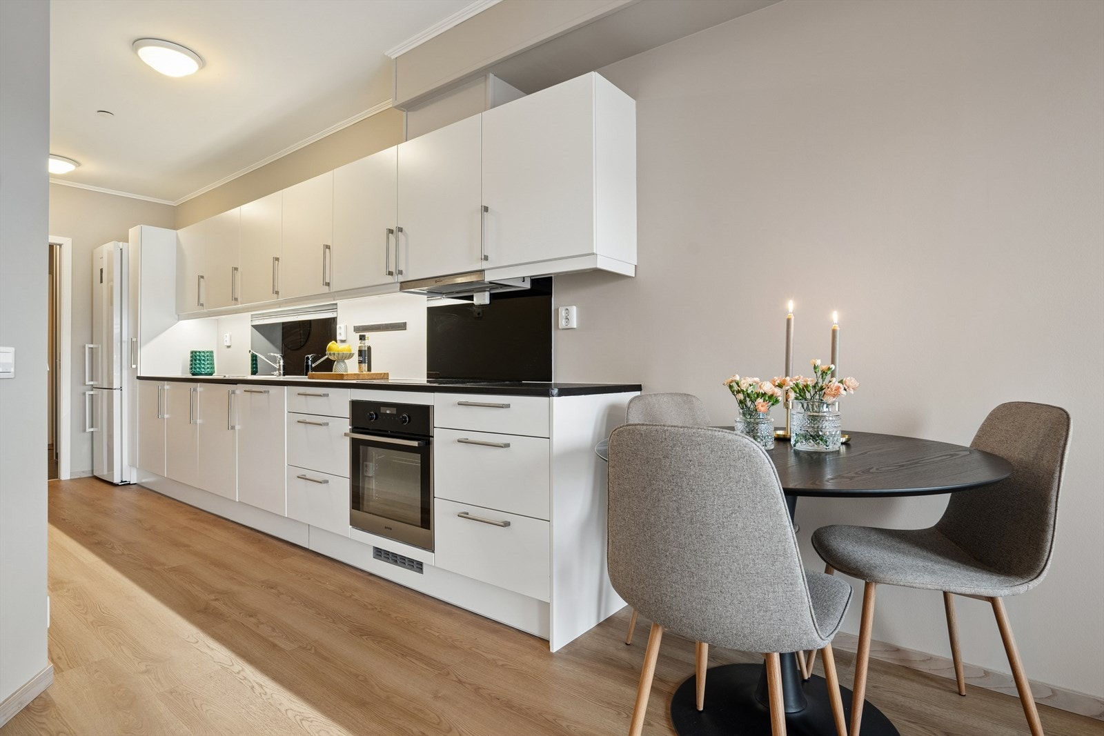 Kjøkkenet ligger i åpen løsning, noe som bidrar til økt romfølelse Galleribilde