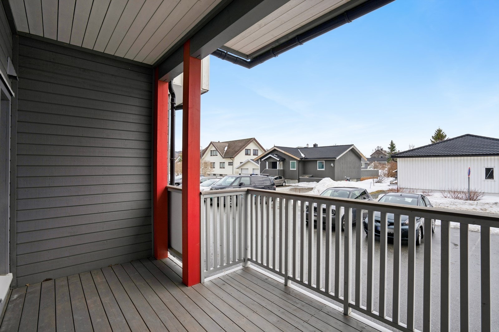 Balkongen vender mot sørøst, noe som gir deg gode solforhold Galleribilde