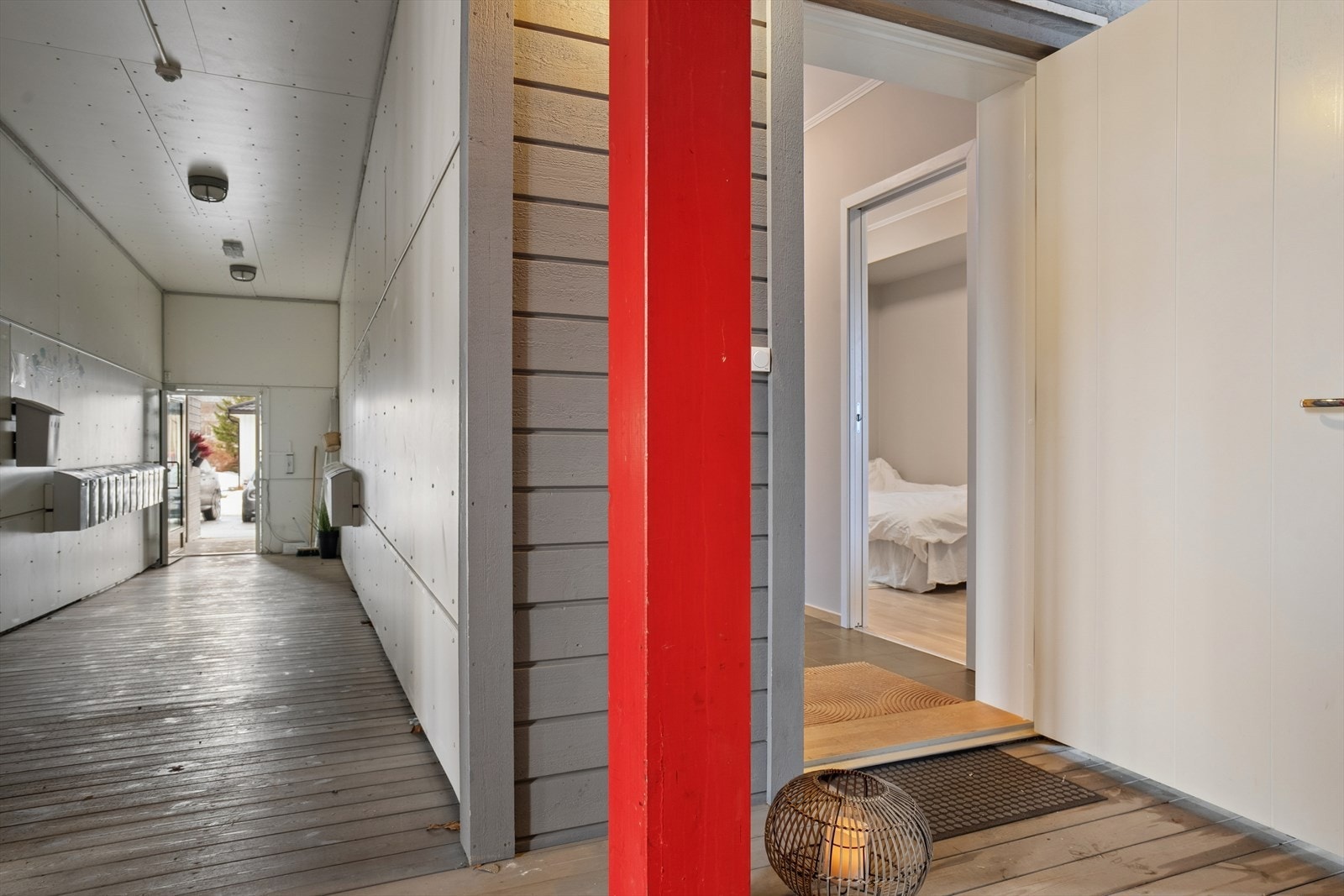 Nevnte leilighet ligger i 1. etasje med trappefri adkomst via felles inngangsparti og svalgang Galleribilde