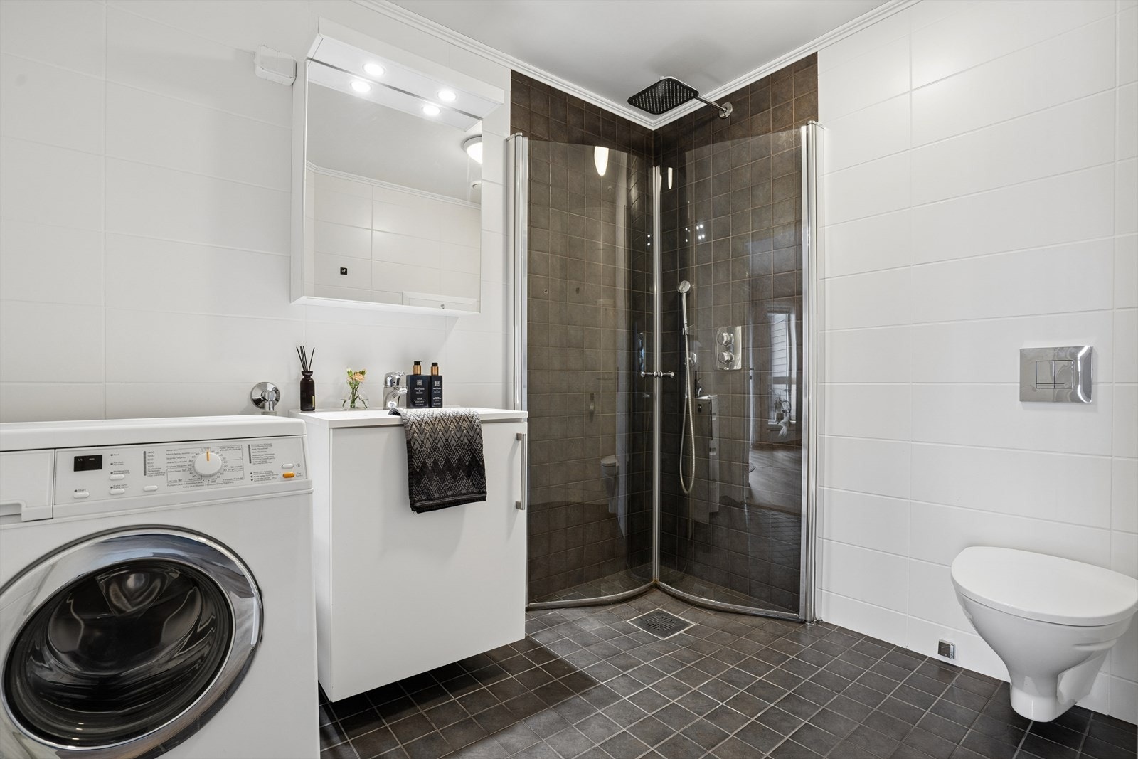 Innredningen består av servant med skap under og overskap med speilfront Galleribilde