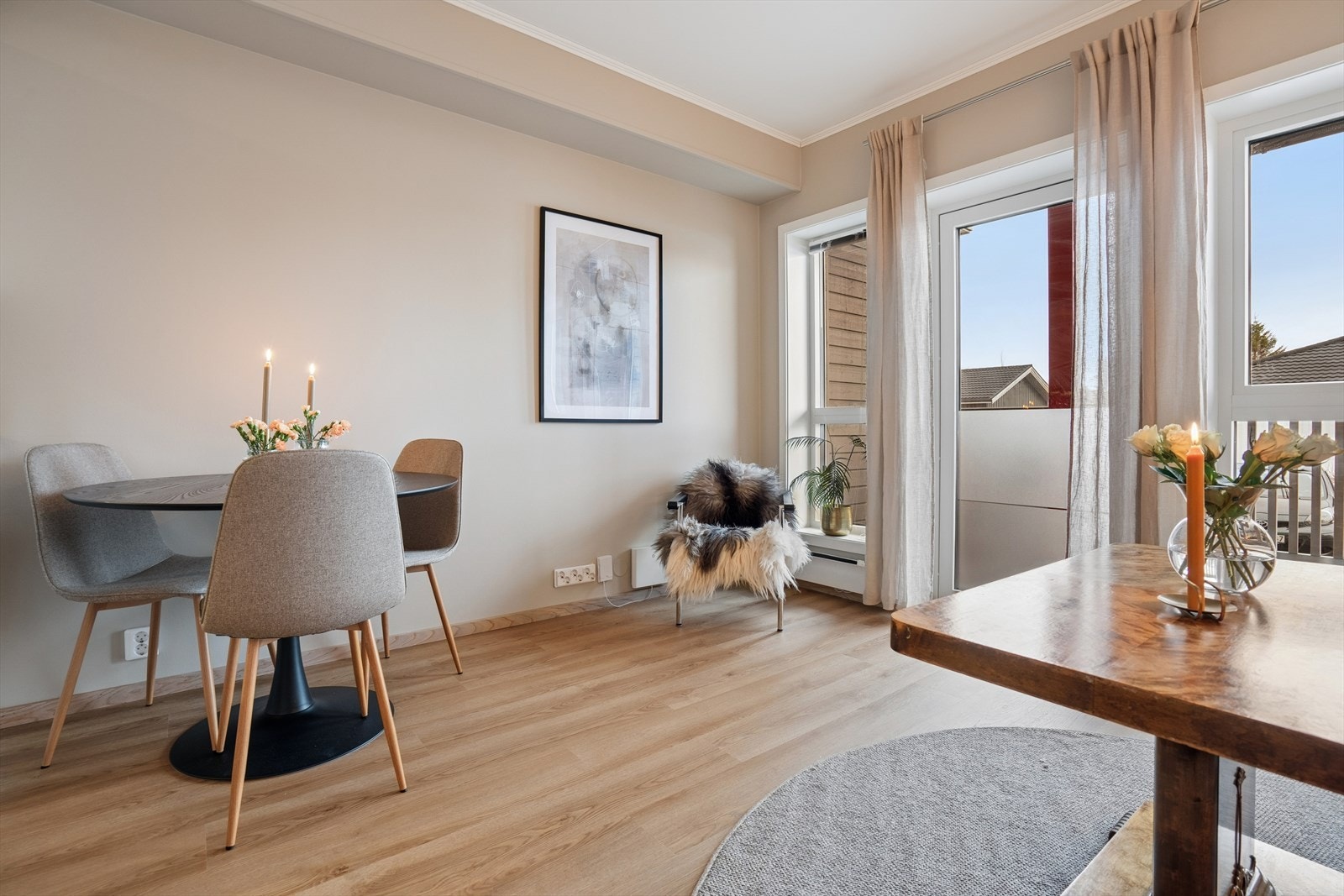 Det er store vindusflater som slipper inn rikelig med dagslys og herfra er det også glassdør ut til balkongen Galleribilde