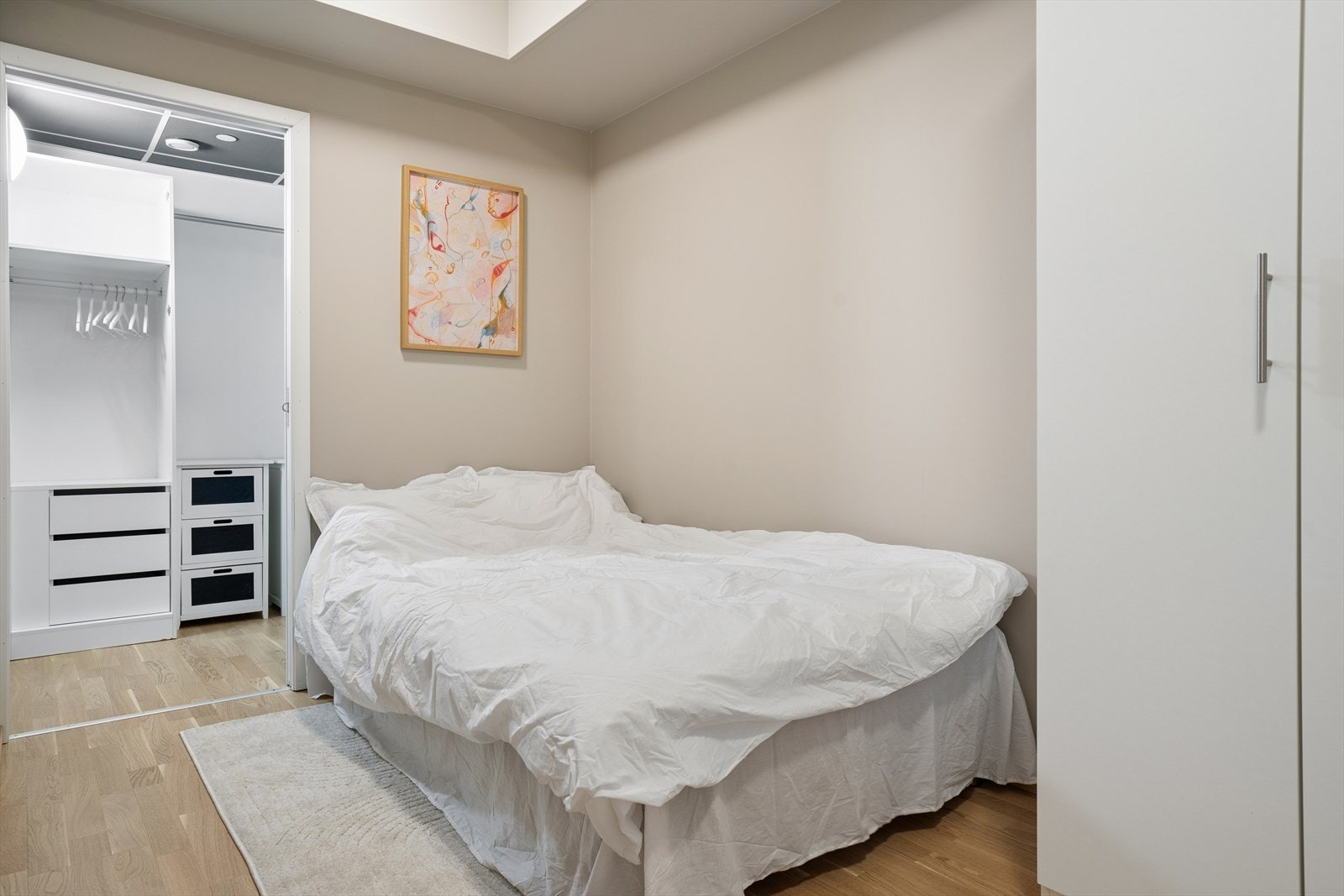 Soverommet byr på god plass til seng og er utstyrt med garderobeskap Galleribilde