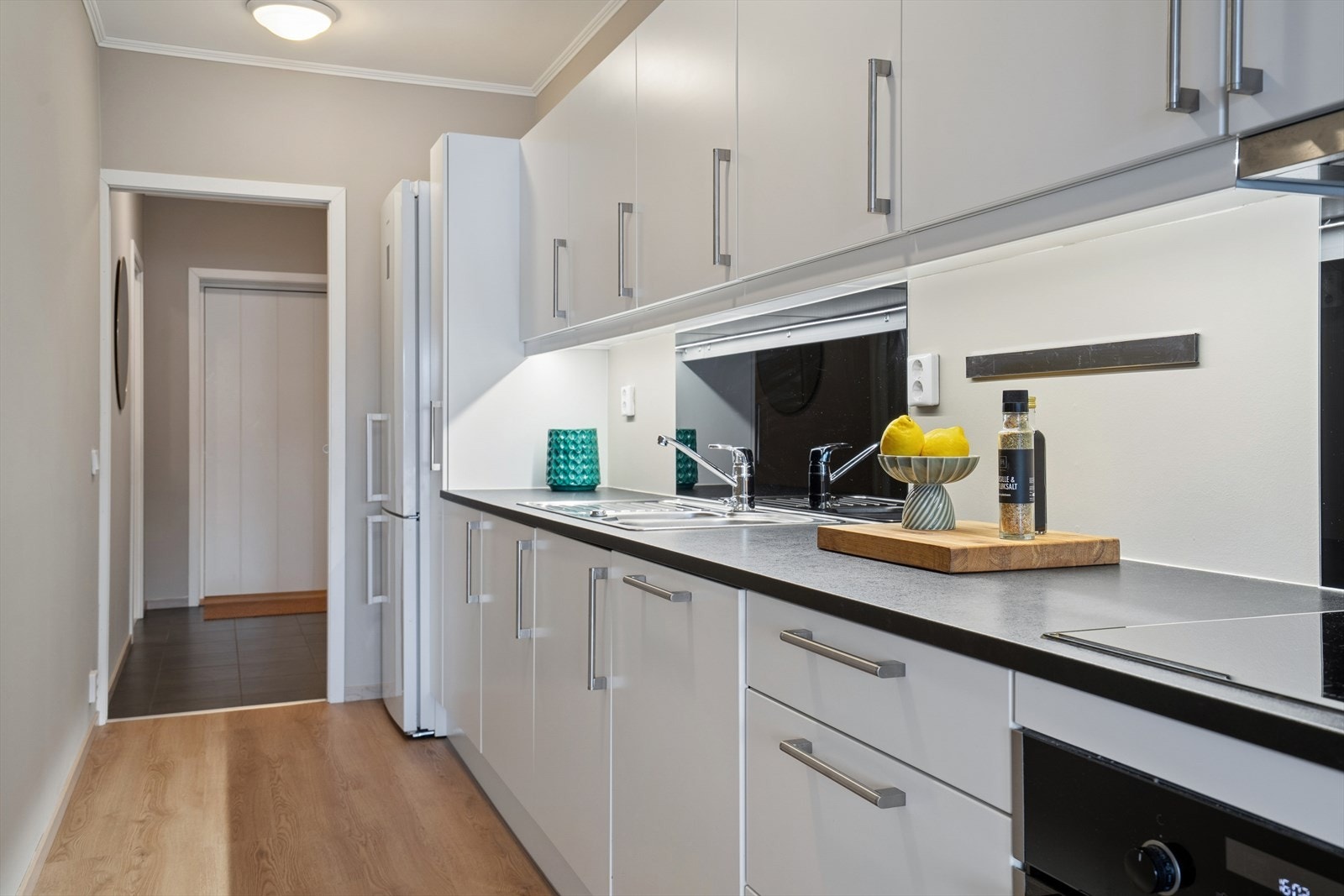 Hvitevarene medfølger og består av integrert stekeovn, integrert koketopp, integrert oppvaskmaskin og frittstående kombiskap kjøl/frys Galleribilde