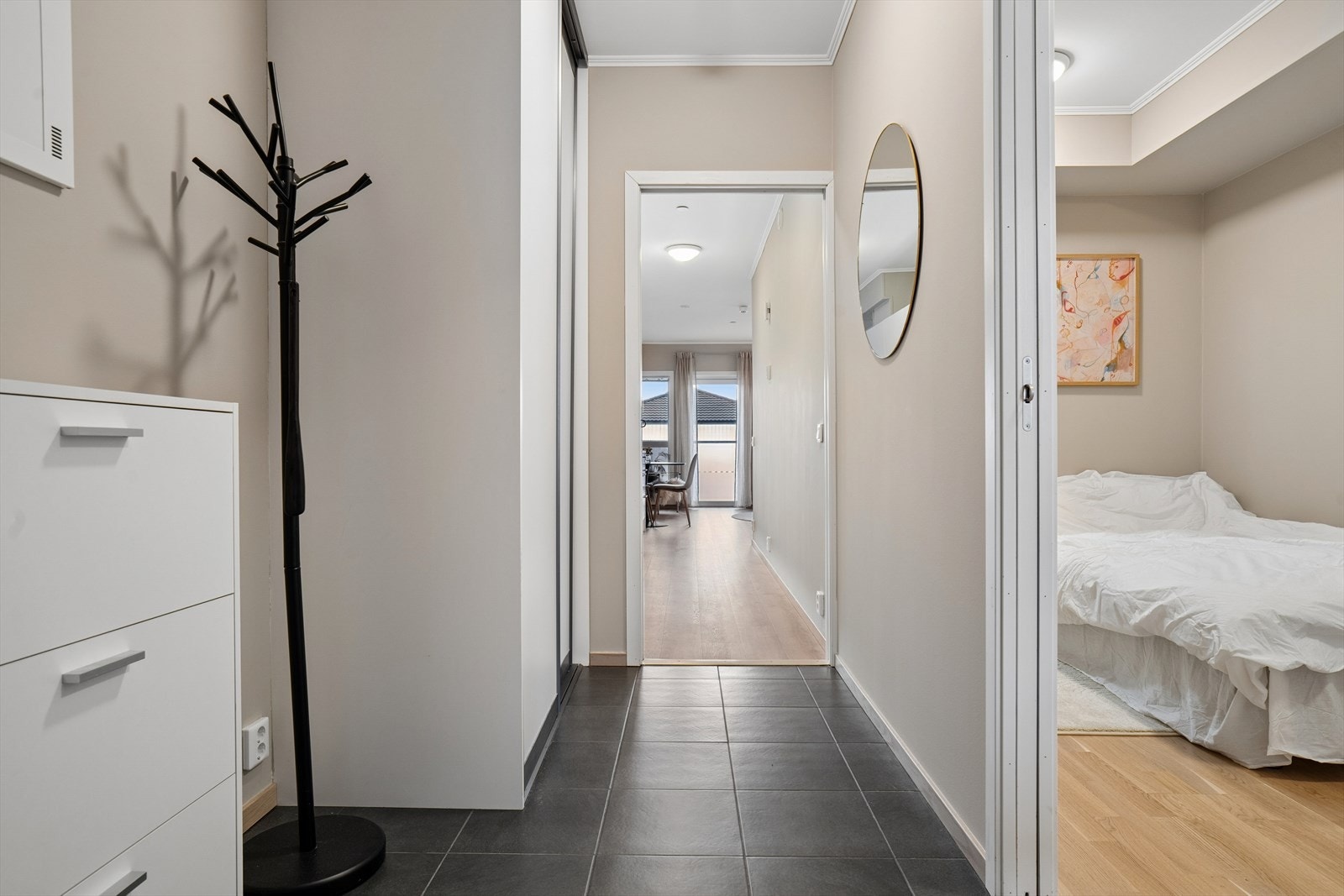 Herfra har du tilgang til soverommet og videre inn i stue/kjøkken Galleribilde