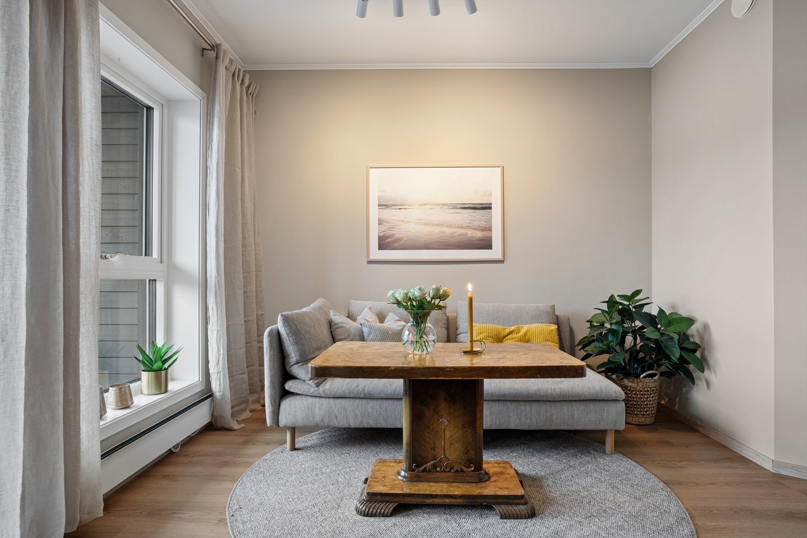 Belysning med spottskinnet i taket. Galleribilde