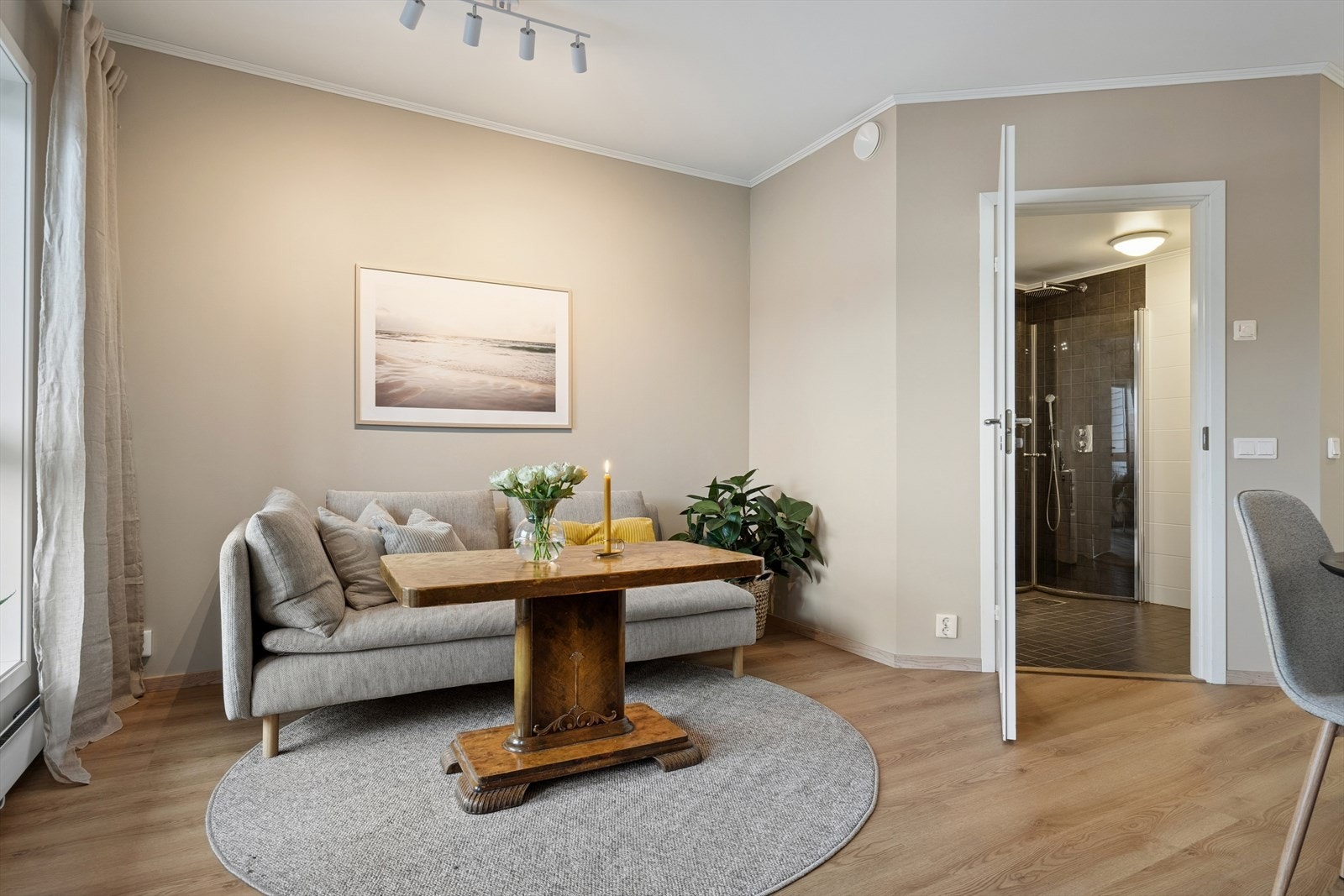 Stuen er møbleringsvennlig utformet med plass til både sofakrok og spisebord Galleribilde