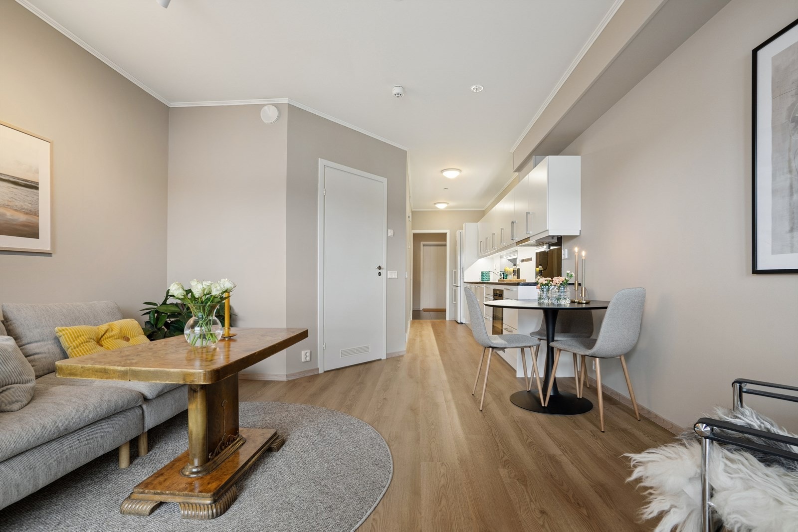 Leiligheten ble nylig oppmalt (foruten bod) og stue/kjøkken fikk nytt gulv. Galleribilde