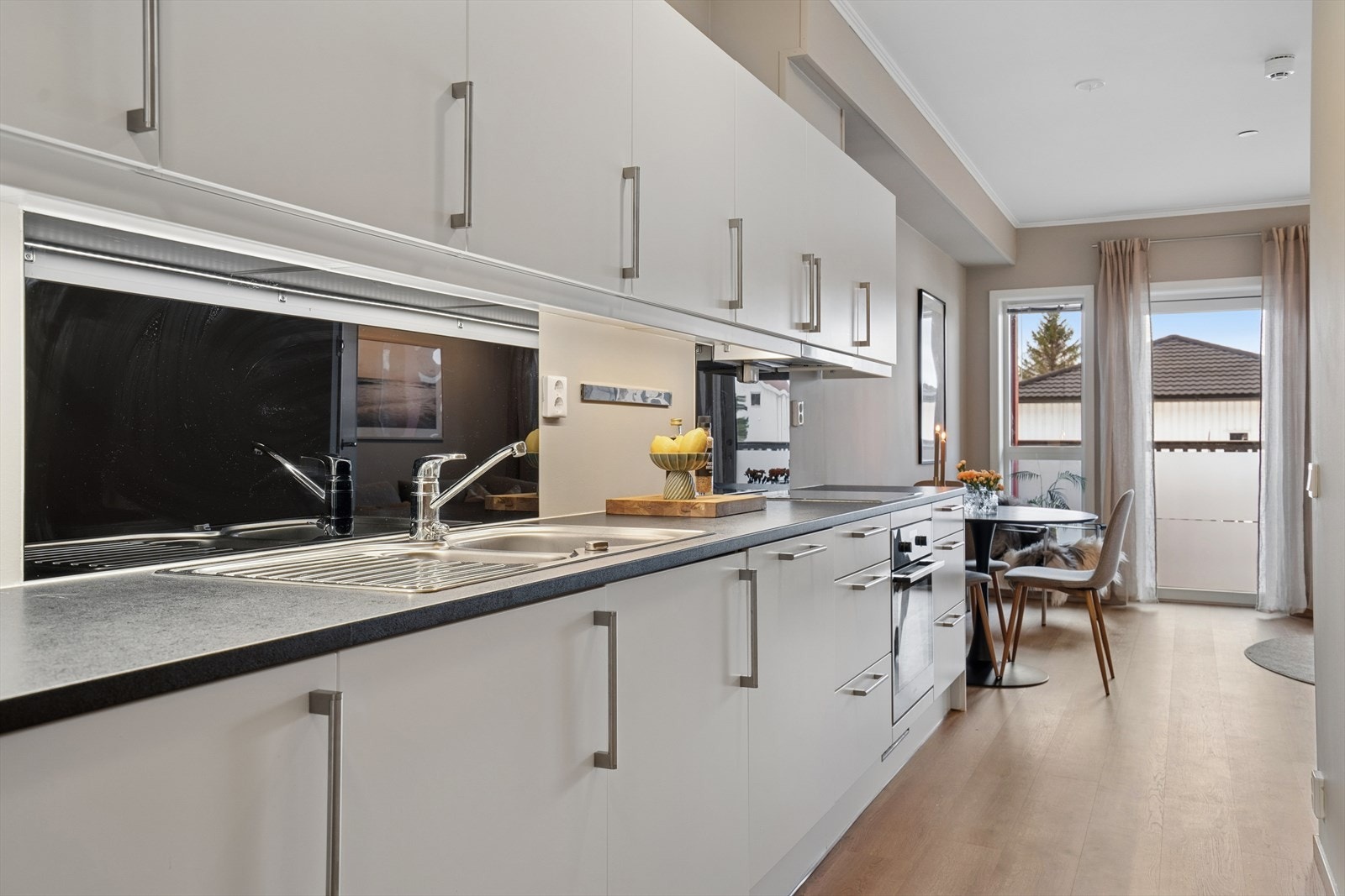 Av tekniske løsninger er det to doble stikkontakter, lys under overskapene, komfyrvakt, vannstoppsystem og kjøkkenventilator Galleribilde