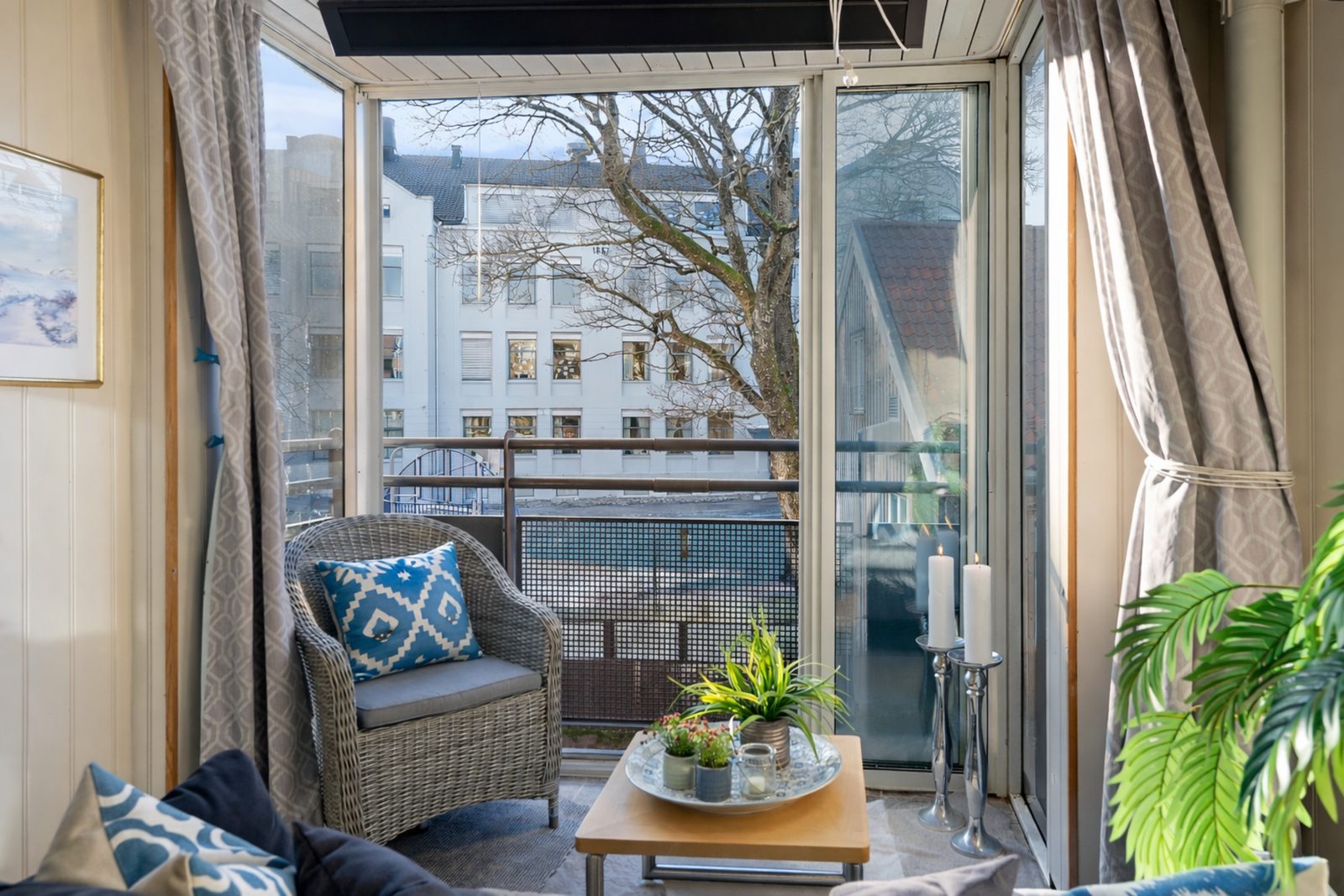 Vestvendt og innglasset balkong. Her kommer ettermiddagssolen inn Galleribilde