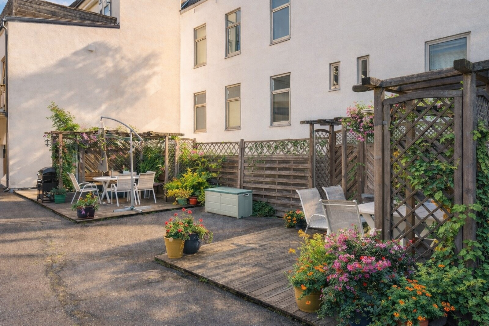 Utrolig koselig på fellesområde på sommeren hvor det settes ut møbler til bruk for beboerne Galleribilde