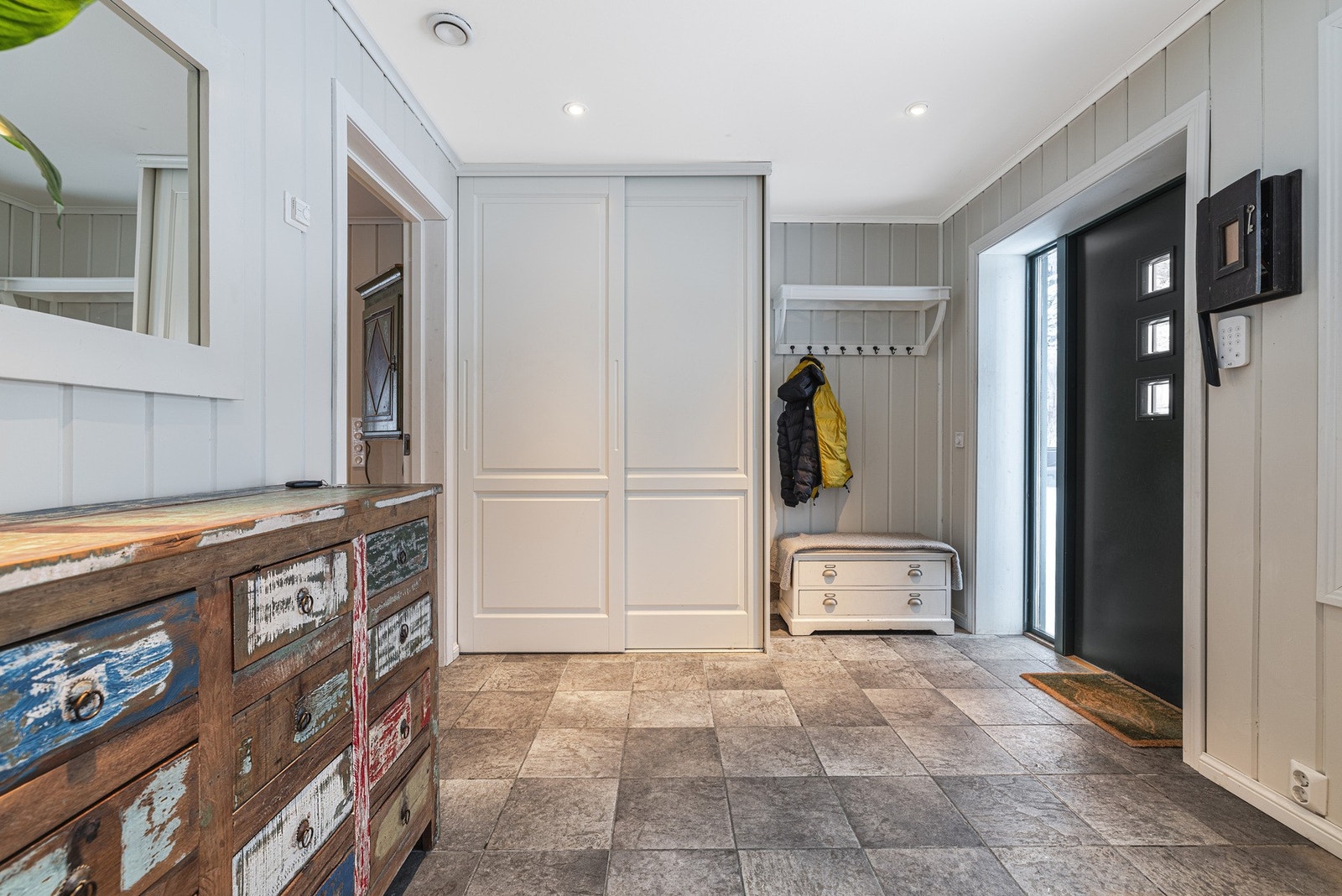 Romslig, flislagt entre med varmekabler. Galleribilde