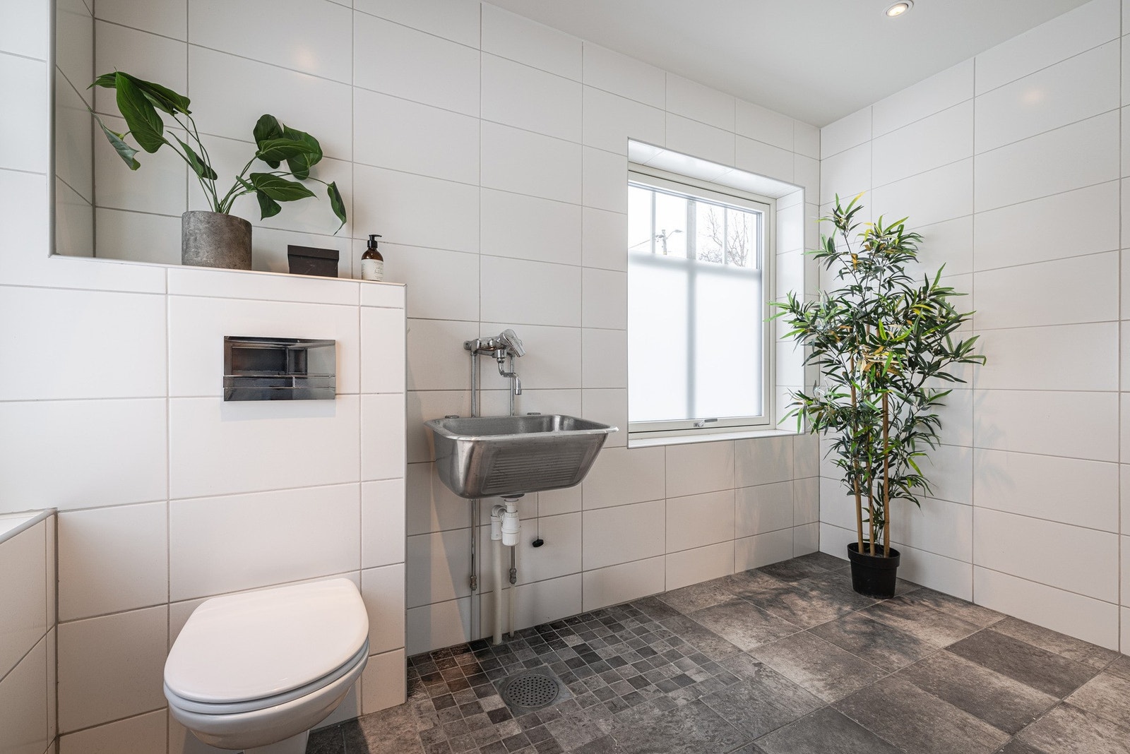 På badet/vaskerommet i hovedetasjen kan det settes opp dusjkabinett der det nå er utslagsvask. Galleribilde