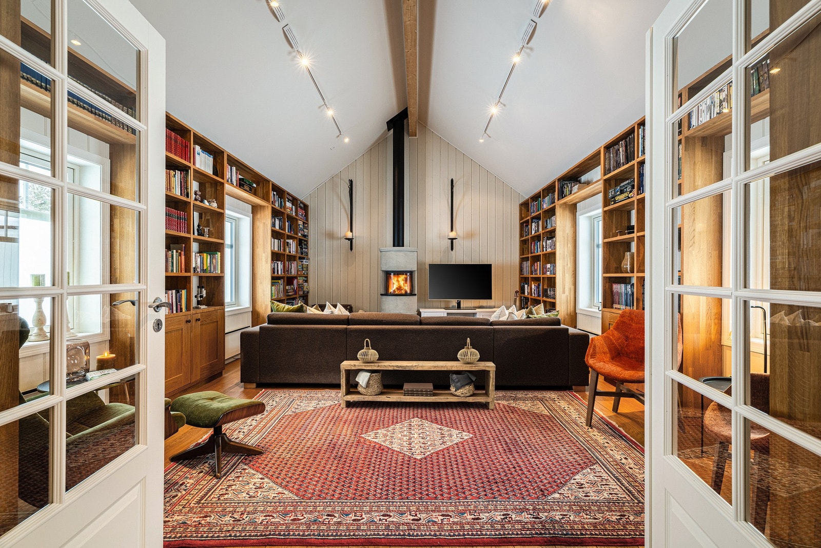 Spesialbygd bibliotek med detaljer i eik romslig takhøyde. Galleribilde