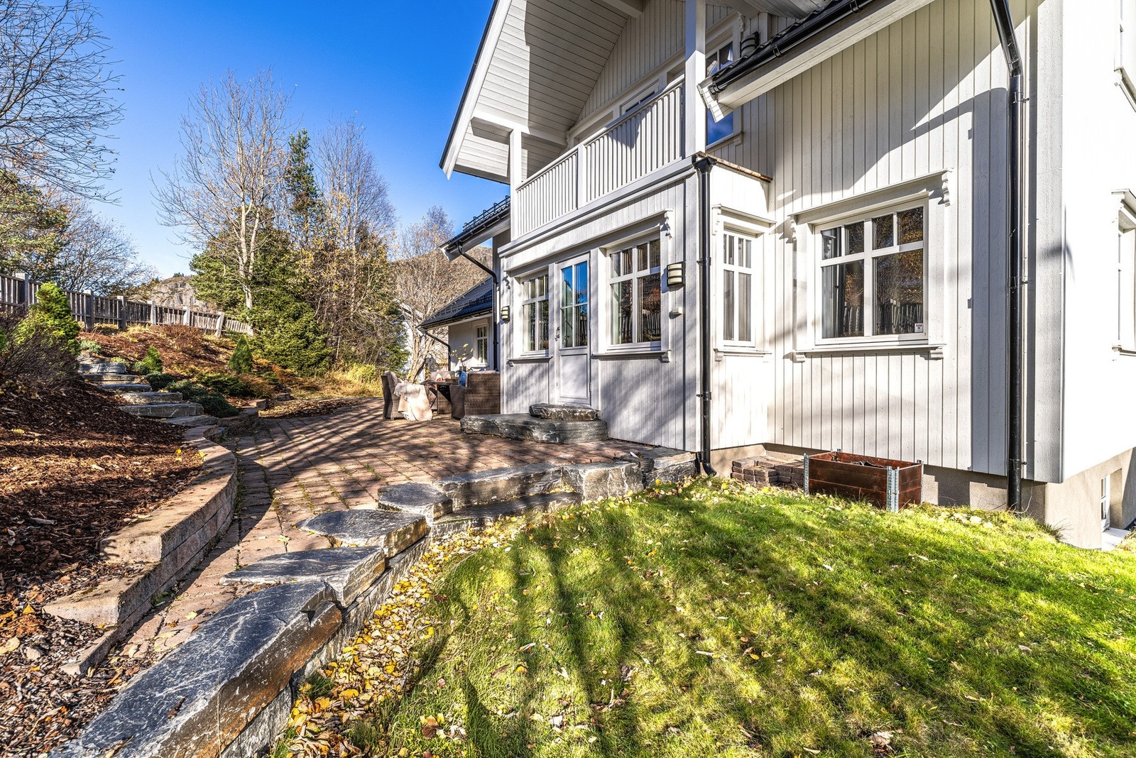 Fantastiske uteområder og pent opparbeidet tomt. Galleribilde