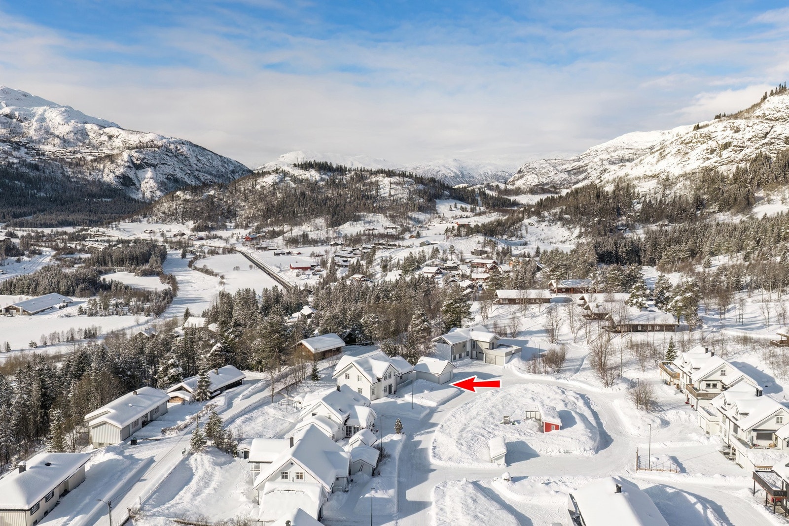 Fantastisk beliggenhet på solsiden av Hemsedal sentrum. Galleribilde