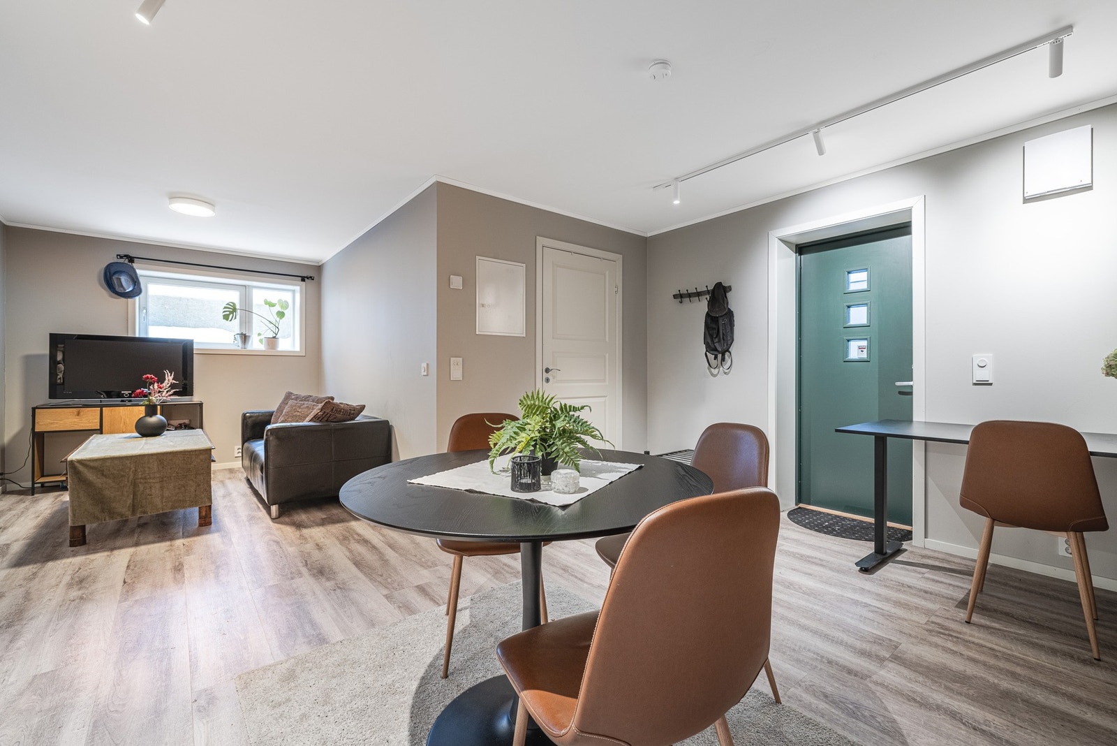 Nåværende kjellerinndeling og opparbeidelse av hybeldel er foretatt i 2022. Soverom og stue/kjøkken i hybeldelen er godkjent for varig opphold. Galleribilde