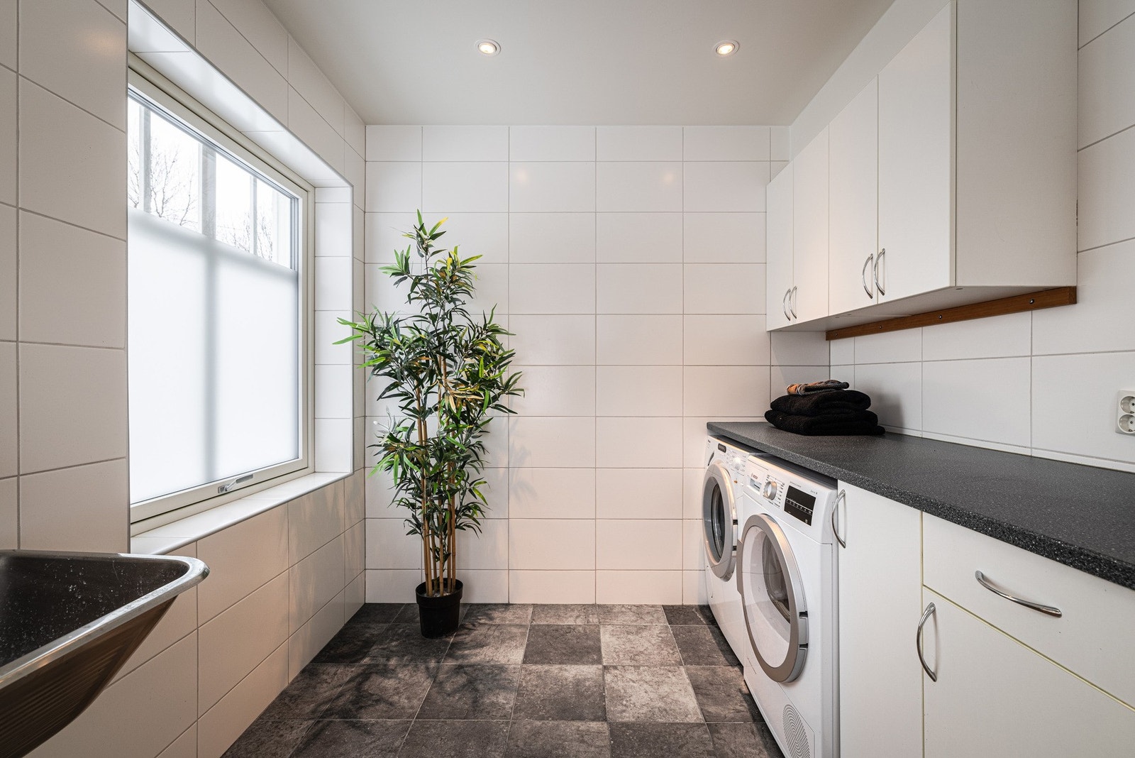 Svært praktisk vaskerom/bad i hovedetasje. Galleribilde