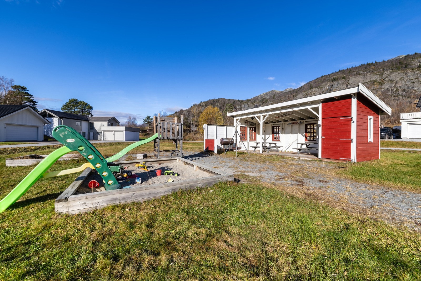 Fantastisk nabolag. Egen lekeplass i Stupulvegen. Galleribilde