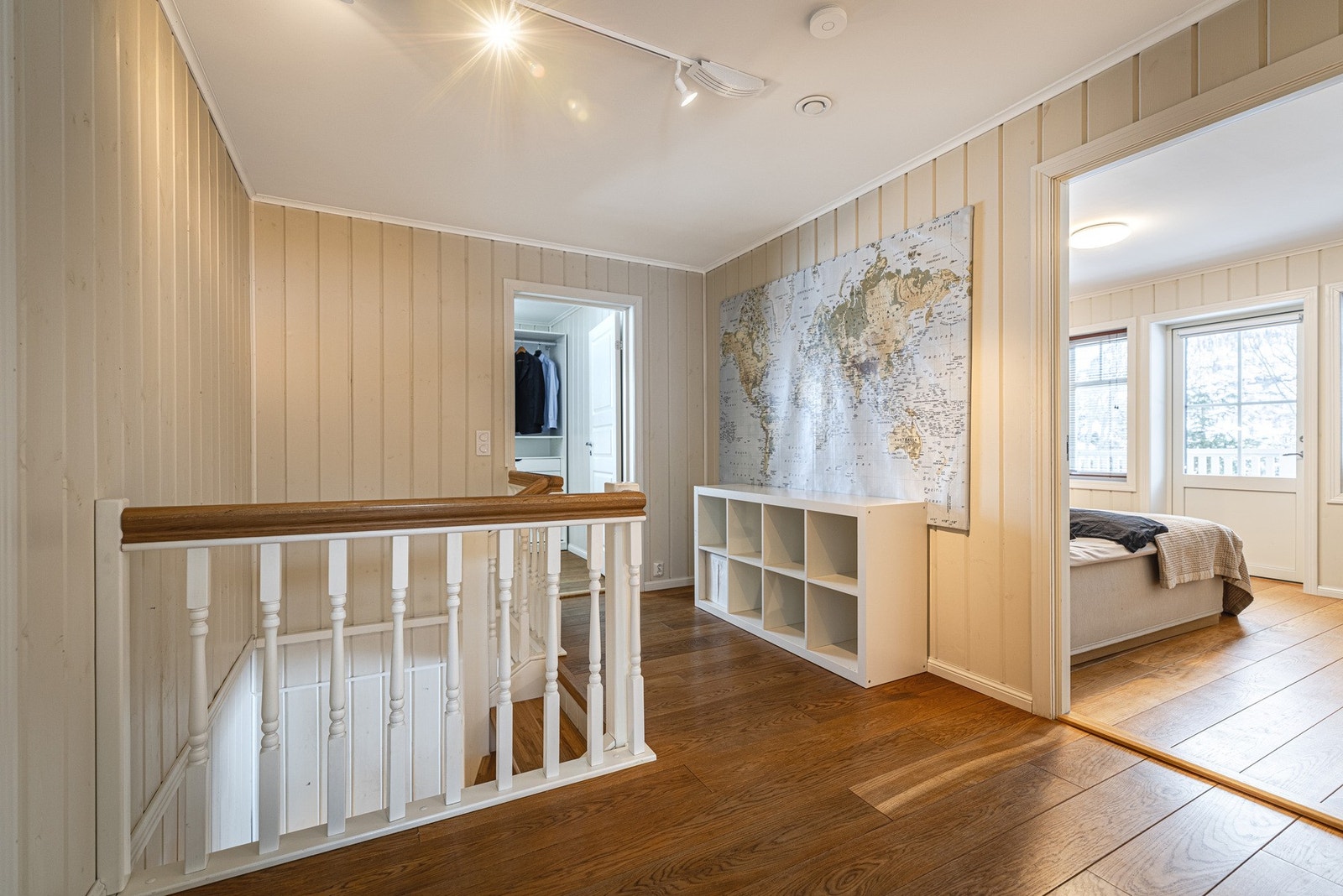 Påfølgende bilder fra 2. etasje. Galleribilde