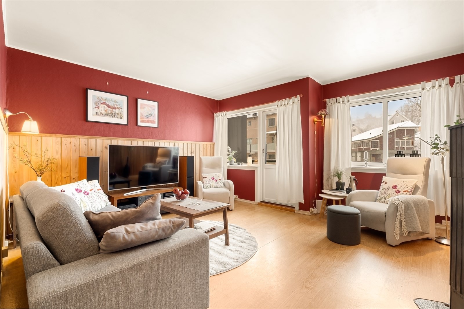 Stue med vedovn og utgang til balkong. Galleribilde