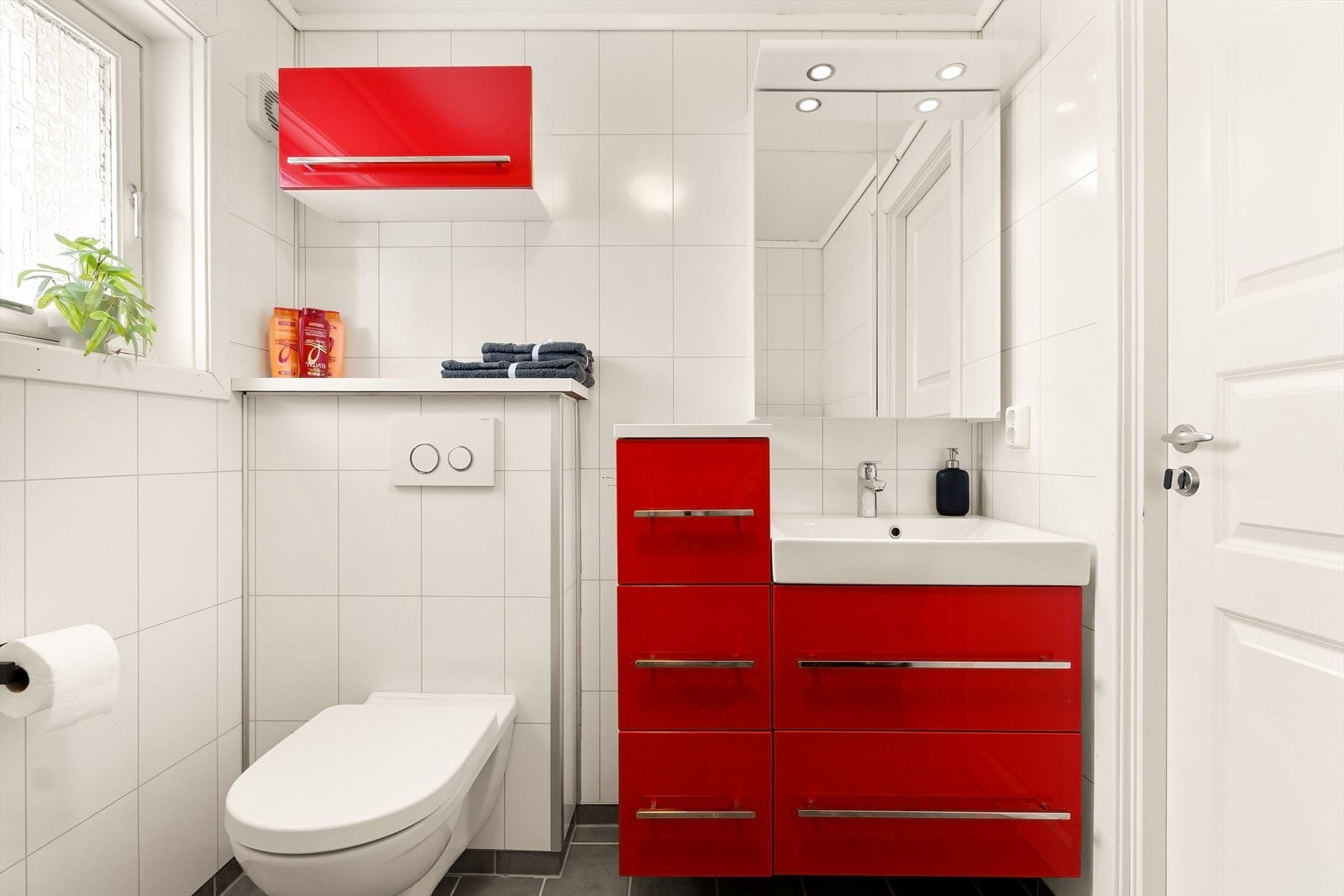 Bad renovert i 2012. Vegghengt toalett. Galleribilde