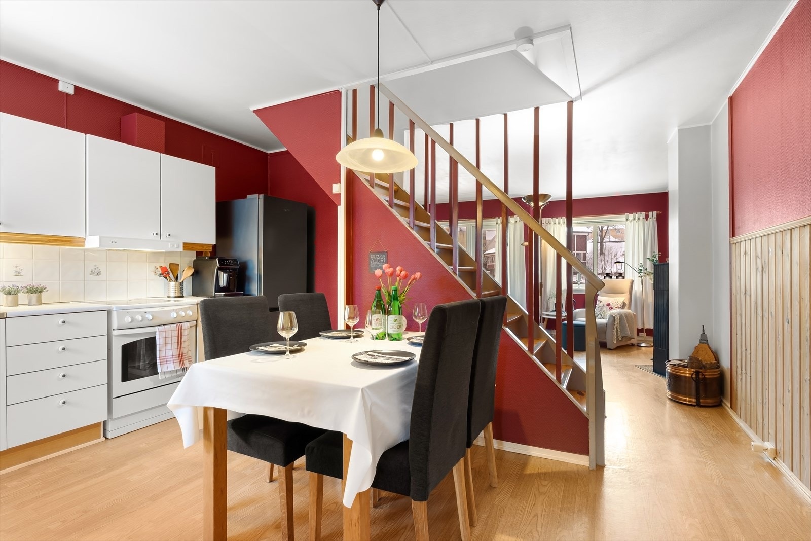 Kjøkken og videre innover til stue og balkong. Galleribilde