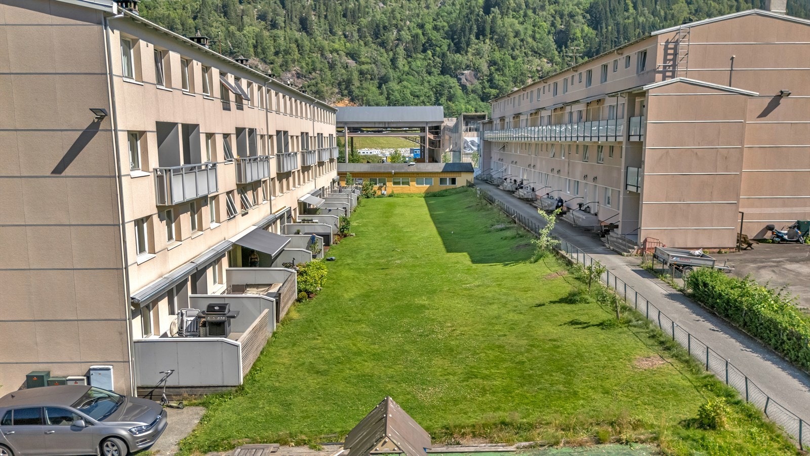 Fint plenareal utenfor blokken. Galleribilde