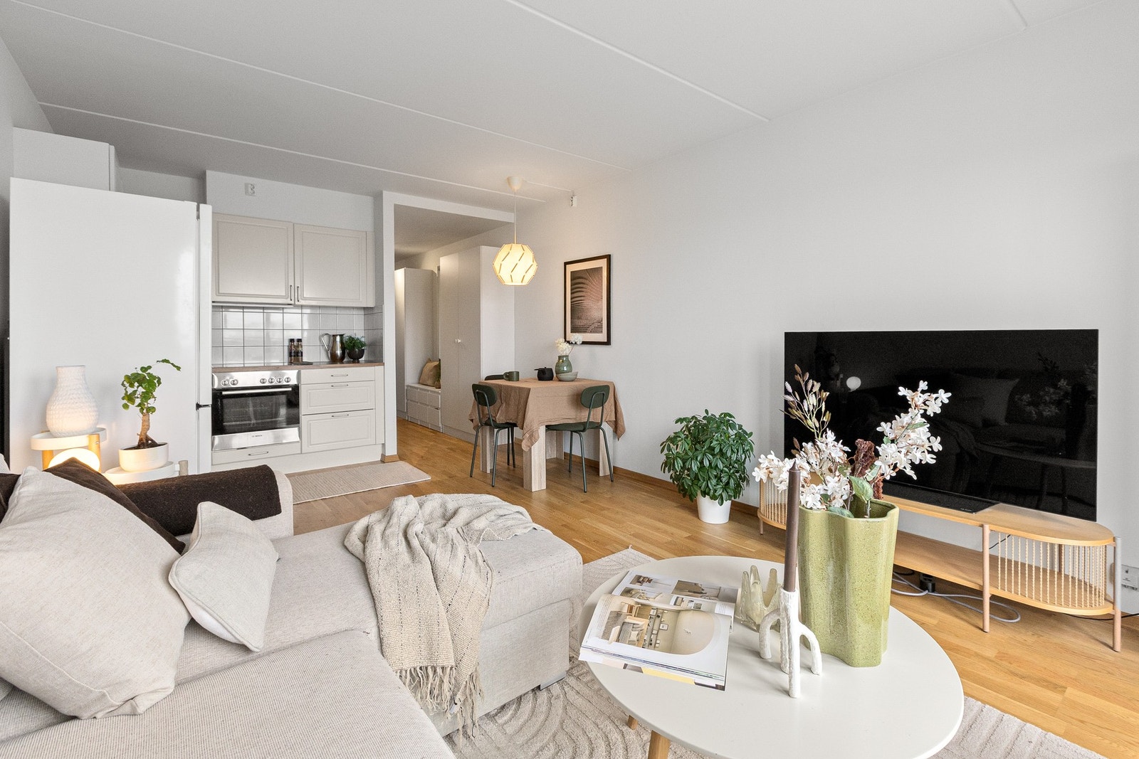 Stuen har flere naturlige møbleringssoner. Galleribilde