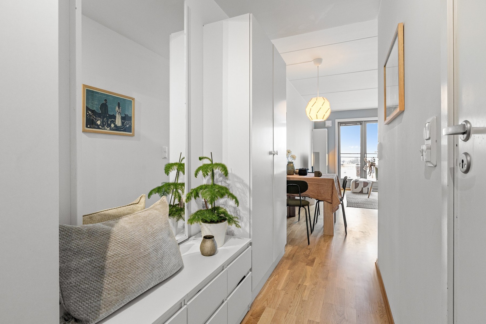 Fin entré/gang med god plass til oppheng av yttertøy og sko. Galleribilde