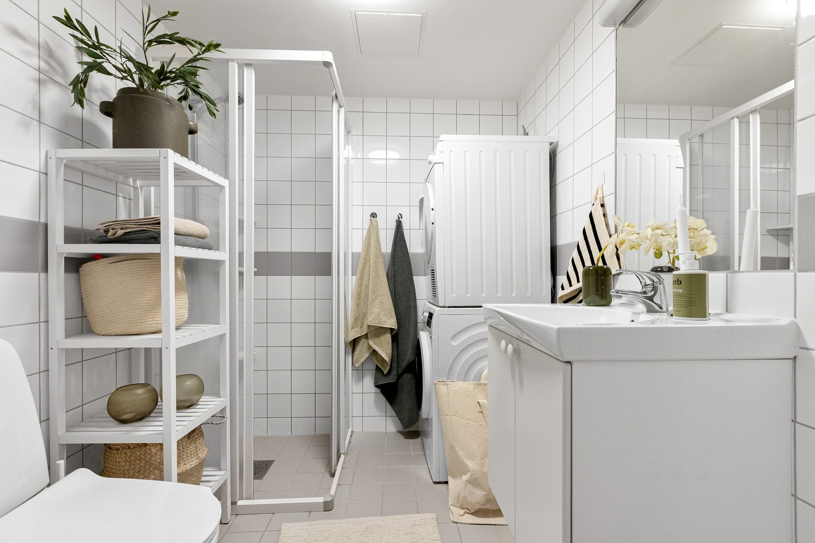 Innbydende og tidløst flislagt baderom fra 2009. Galleribilde