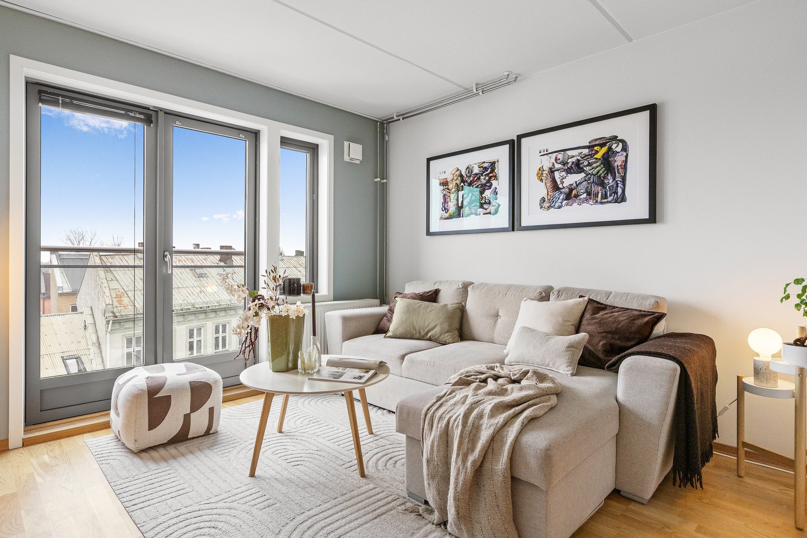 Leiligheten har gjennomgående god standard med pent parkettgulv av eik og glatte malte overflater i moderne farger. Galleribilde