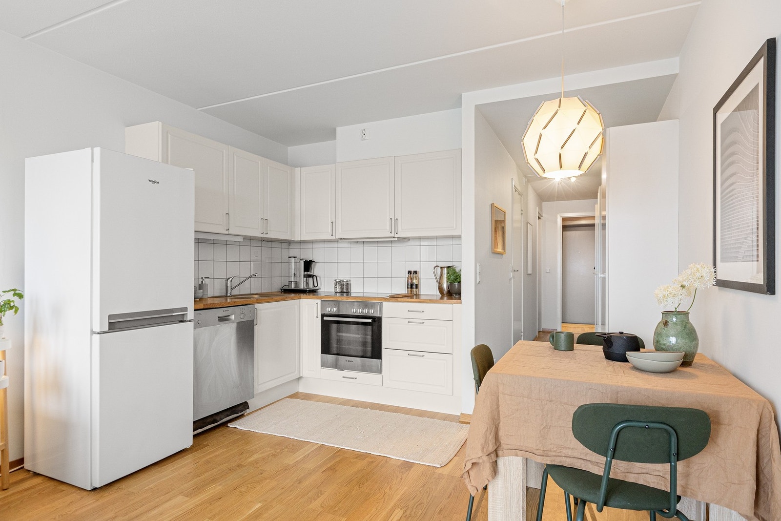 Leiligheten har en åpen stue- og kjøkkenløsning. Galleribilde