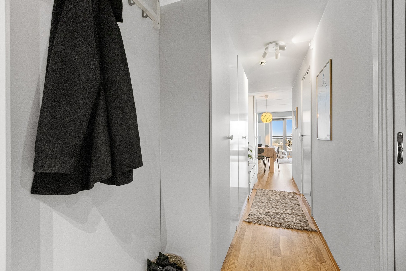 Brann- og lydklassifisert entrédør (B30/Db35) og dørcalling er montert på vegg ved entrédør. Galleribilde