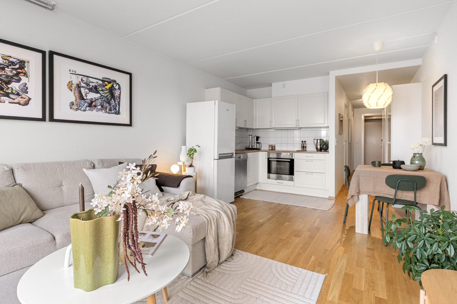 Lys og romslig stue med store vindusflater som gir rikelig med naturlig lys, flott skyline og en god romfølelse. Galleribilde